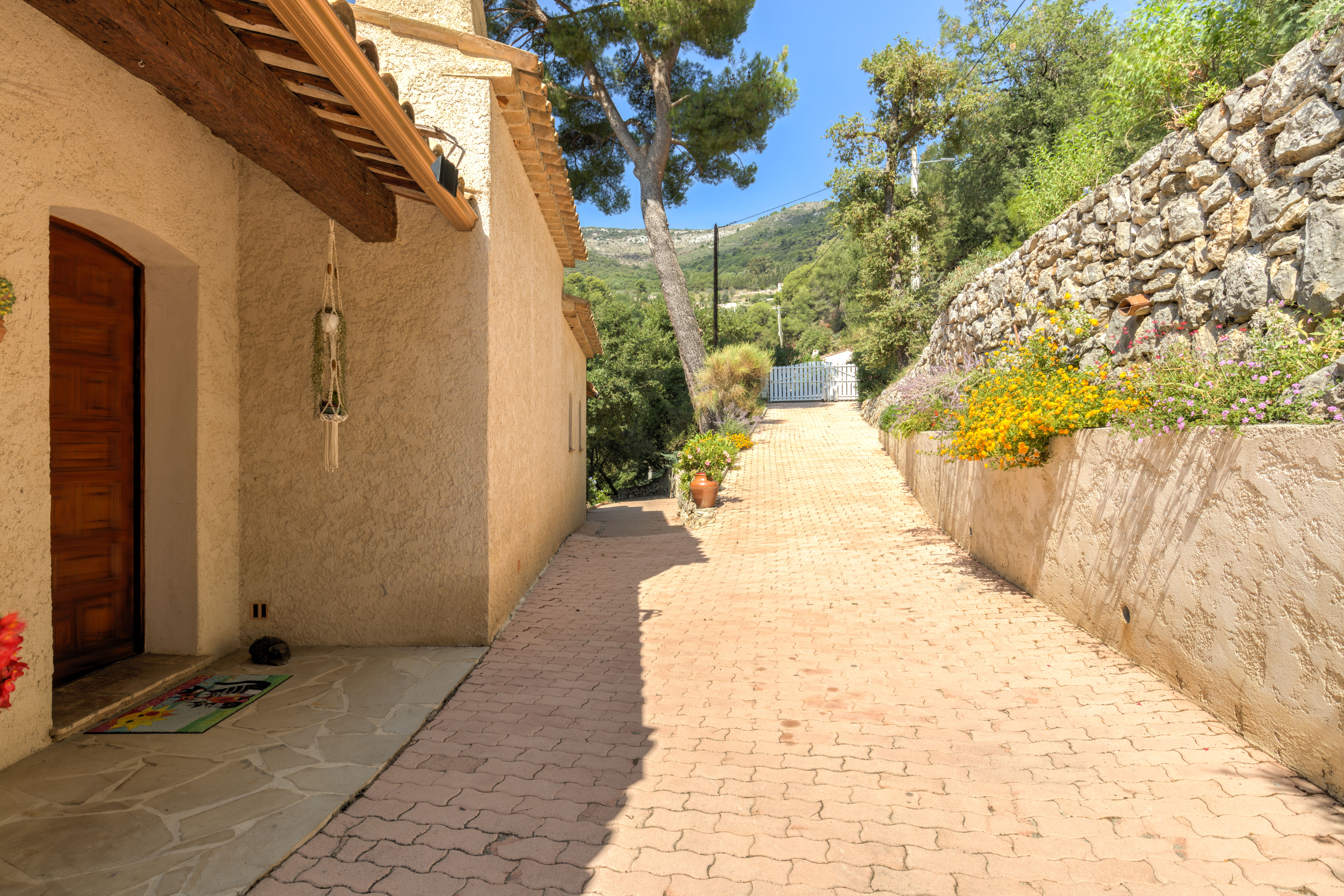 Propriété en France à vendre à Carros, Alpes-Maritimes - €799 000 - photo 