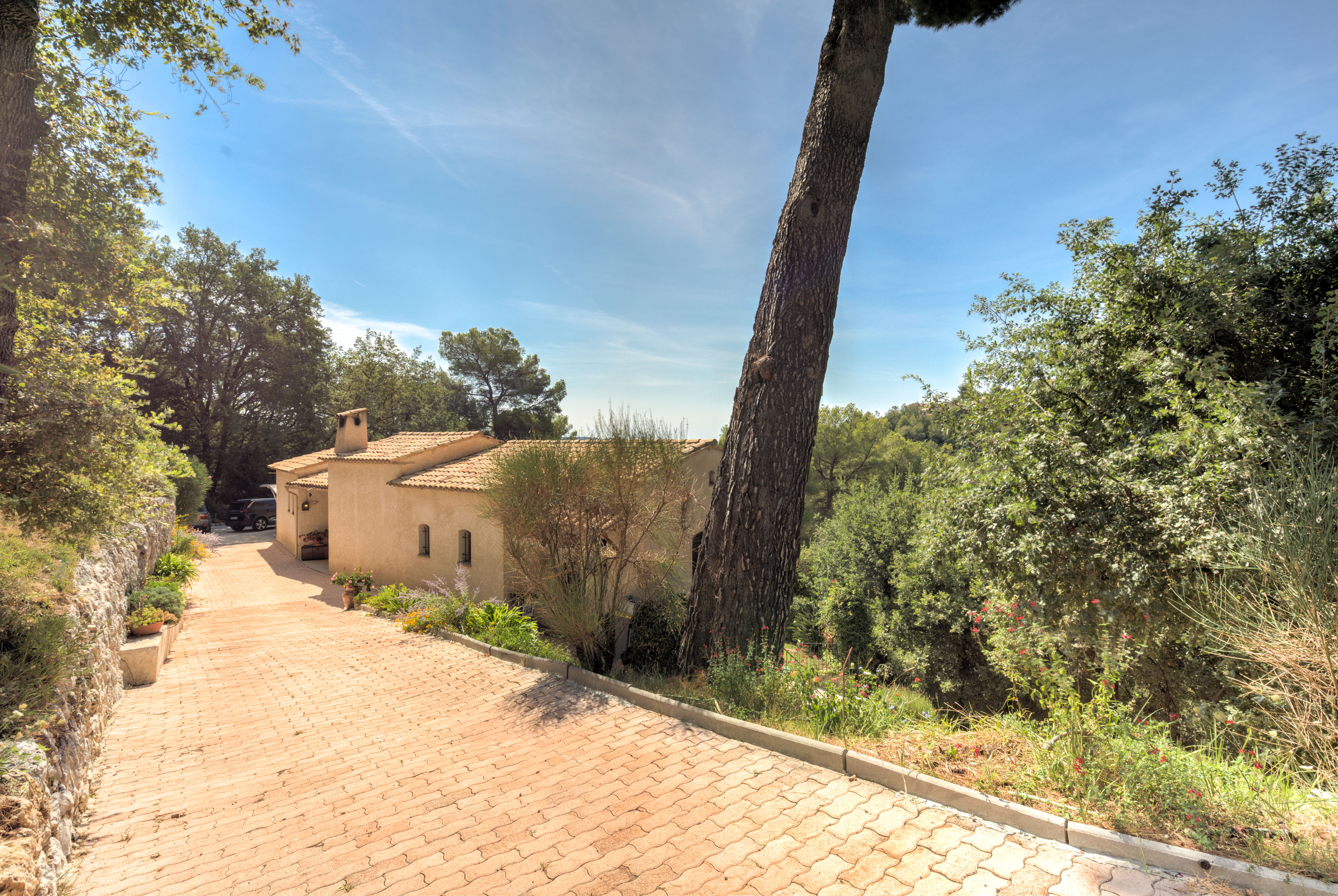Propriété en France à vendre à Carros, Alpes-Maritimes - €799 000 - photo 