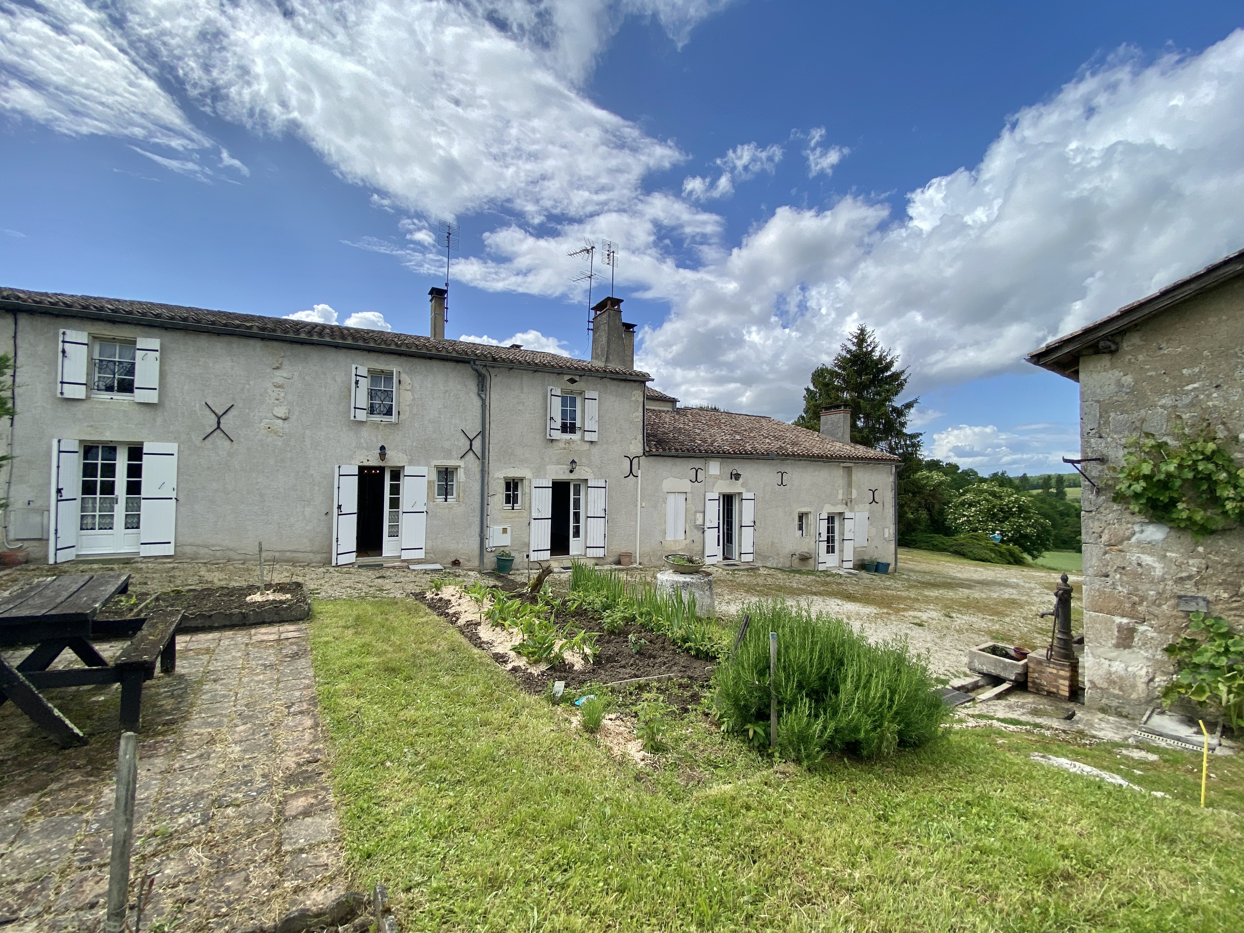 Former farmhouse with 4 dwellings and beautiful 43 acres land consisting of fields, woods and vines à Montazeau