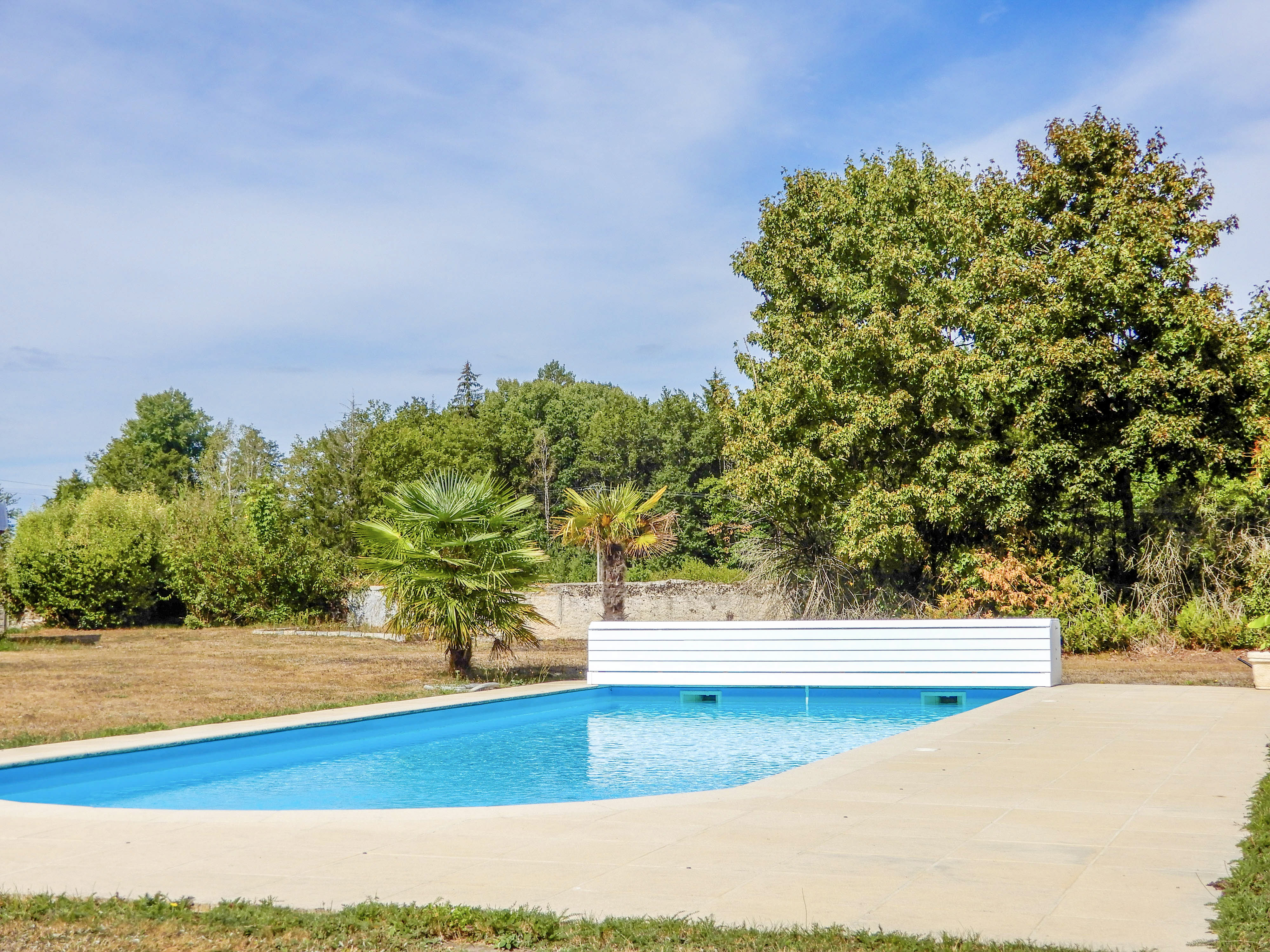 Propriété en France à vendre à Saint-Priest-Taurion, Haute-Vienne - &#8364;530 000 - photo 