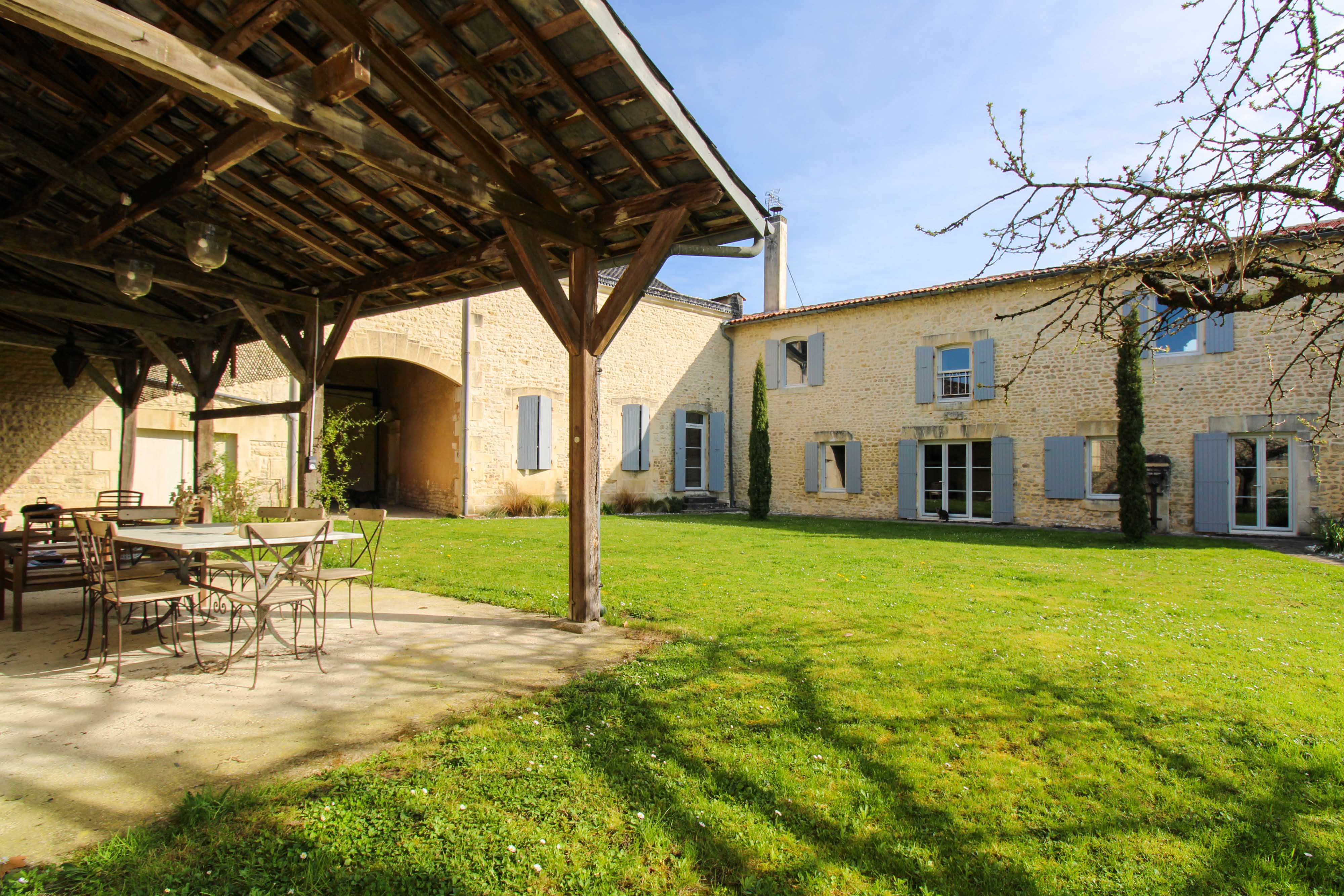 Propriété en France à vendre à Saint-Jean-d'Angély, Charente-Maritime - €598 500 - photo 