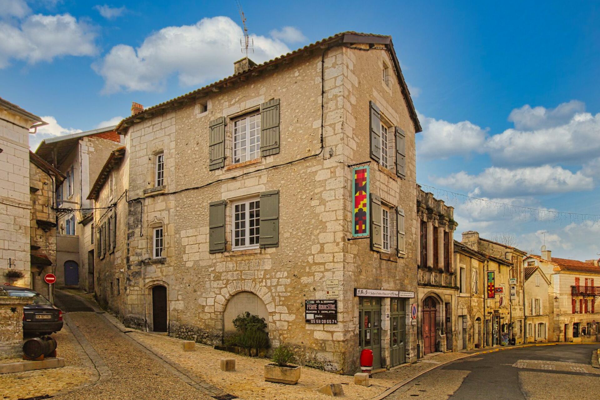 16th century house in a tourist village with business on 3 levels à Bourdeilles
