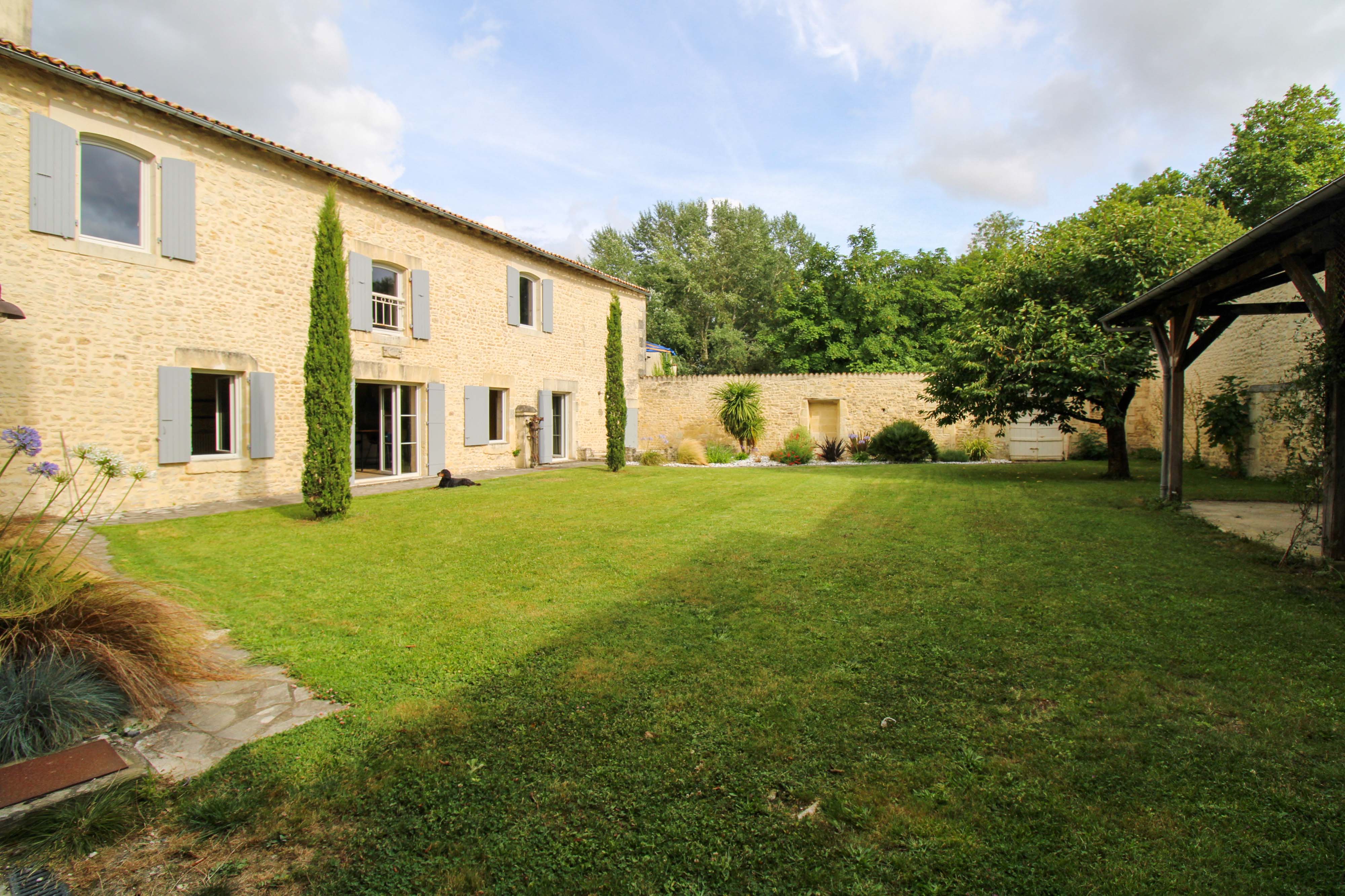 Propriété en France à vendre à Saint-Jean-d'Angély, Charente-Maritime - €598 500 - photo 