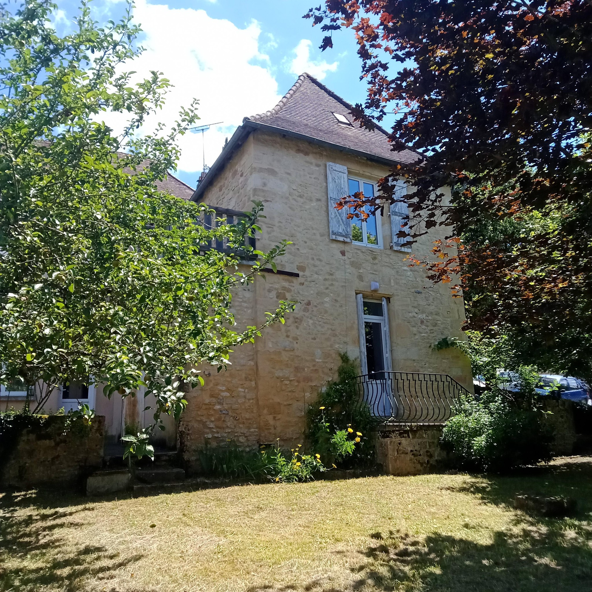 Stone village house with independent apartment, garage and garden à Plazac