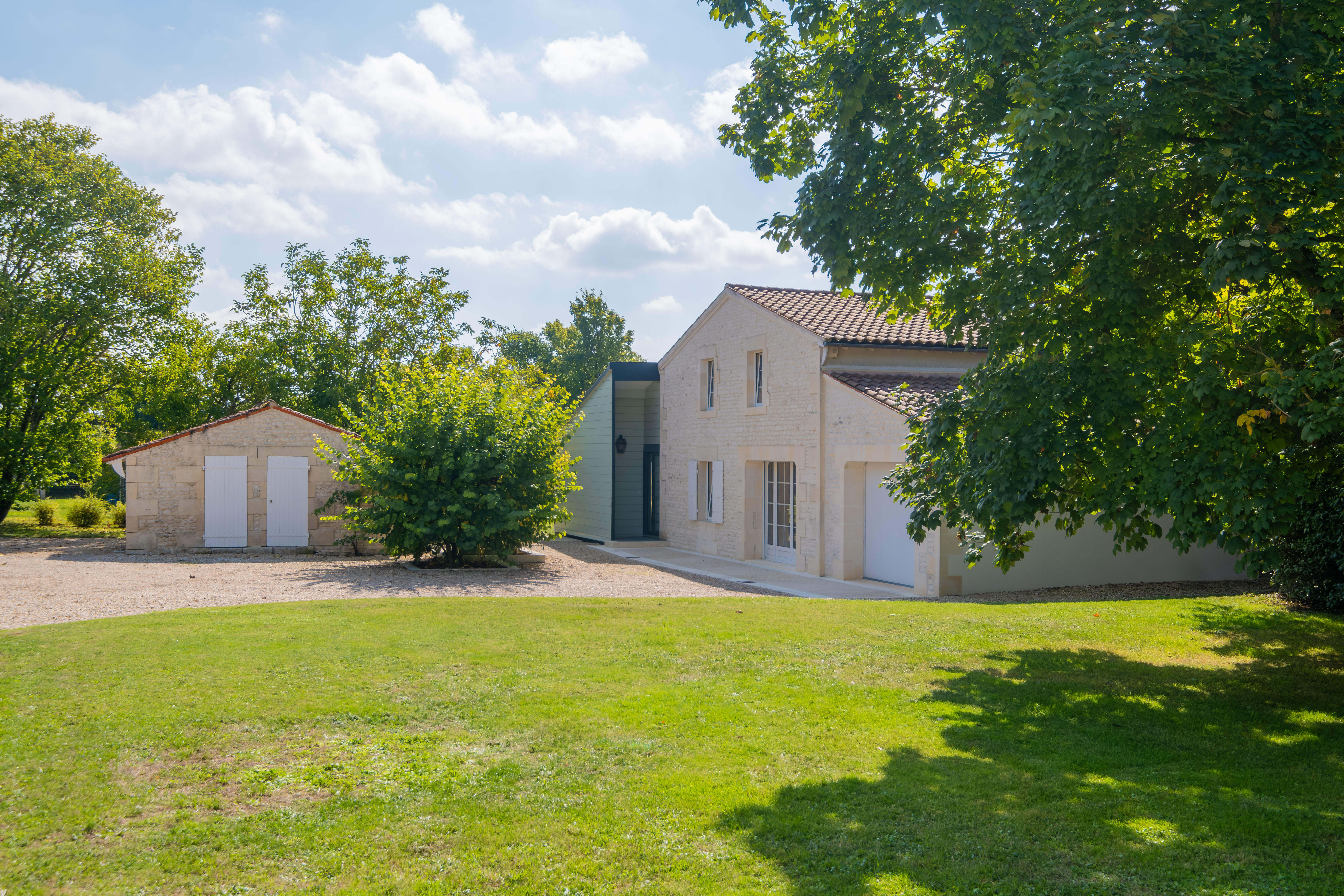Propriété en France à vendre à Montils, Charente-Maritime - &#8364;708 759 - photo 