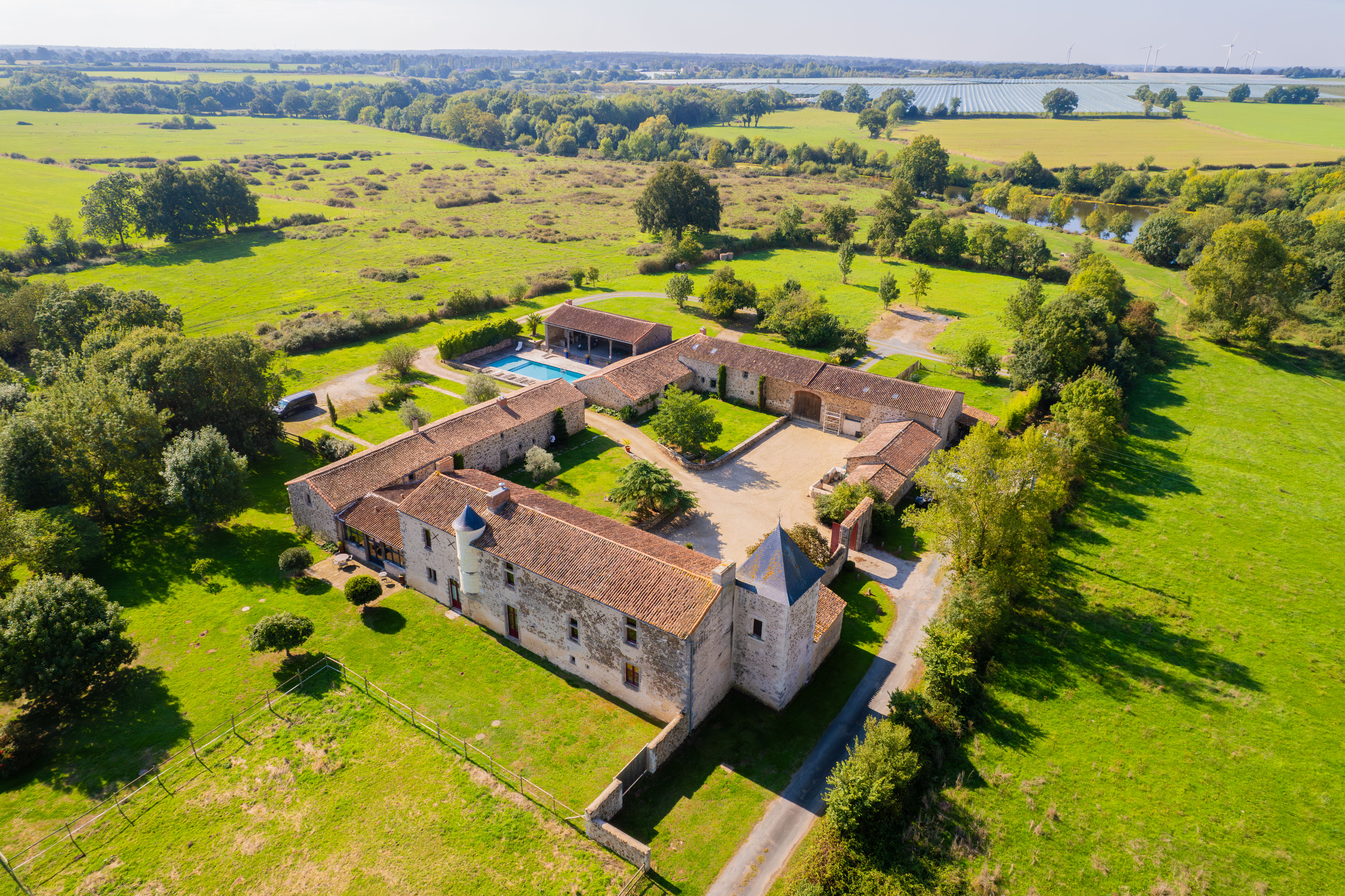 Propriété en France à vendre à Coulonges-Thouarsais, Deux-Sèvres - €1 490 000 - photo 