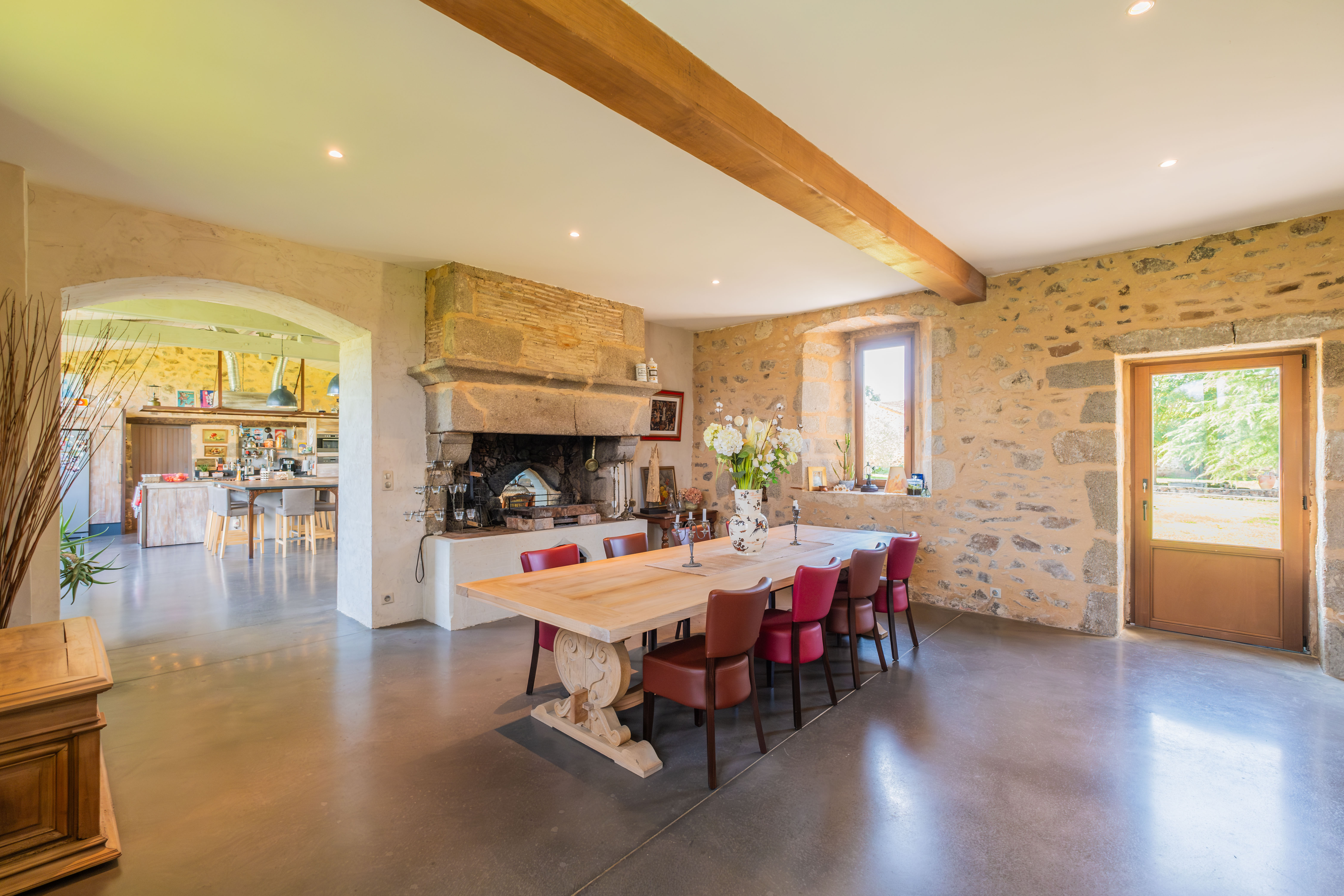 Propriété en France à vendre à Coulonges-Thouarsais, Deux-Sèvres - €1 490 000 - photo 