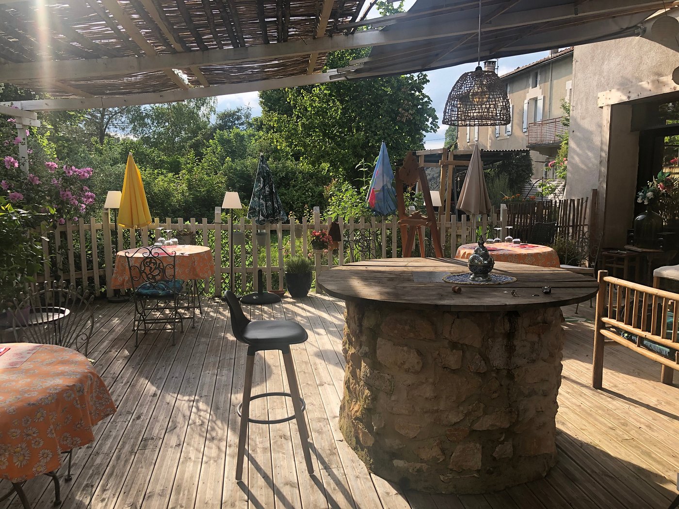 Property complex comprising a large house with 6 bedrooms and a reception area, ideal for various projects à Varaignes