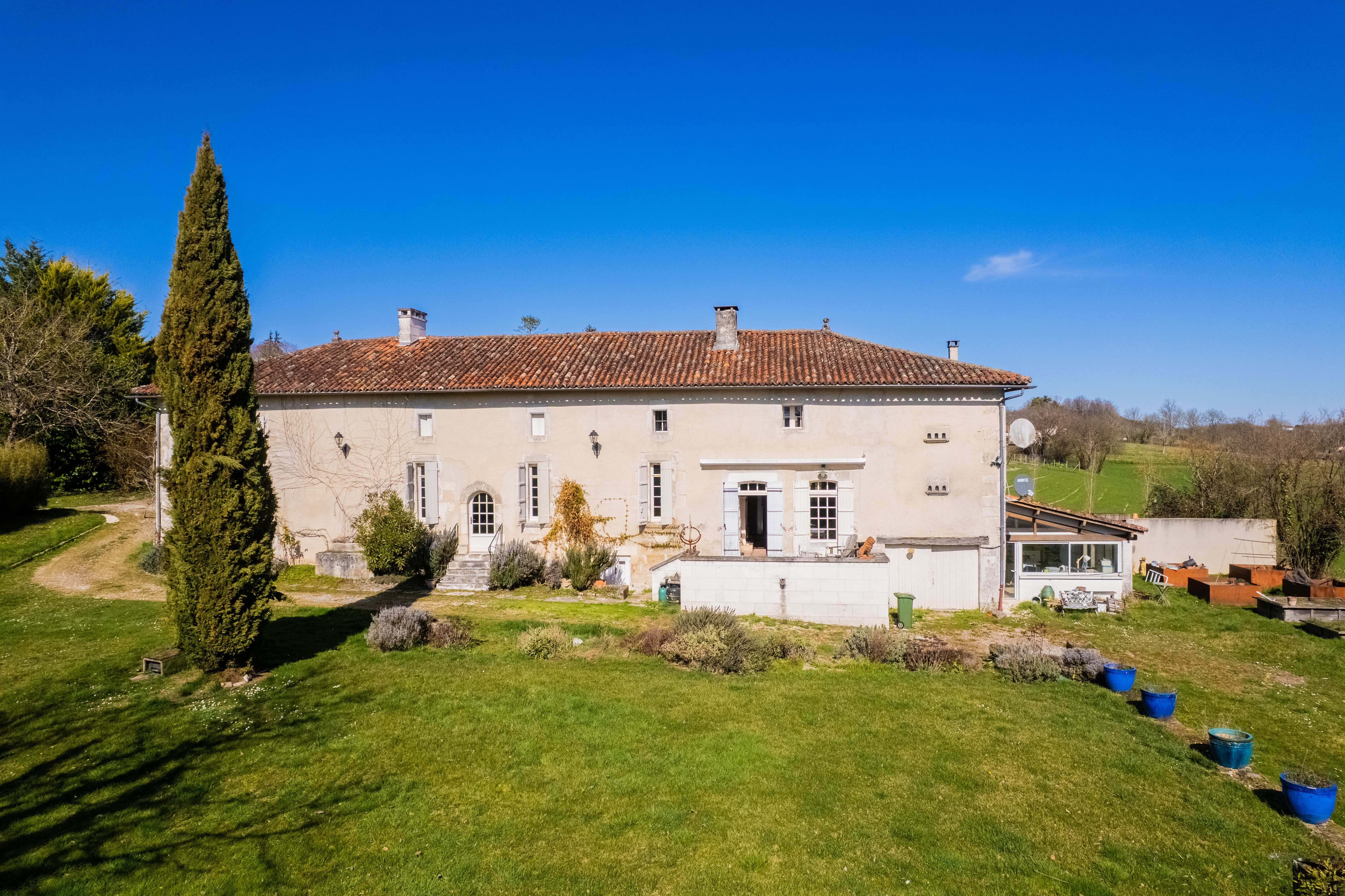 255 m5 house on 2 levels and of land with swimming pool à Coutures