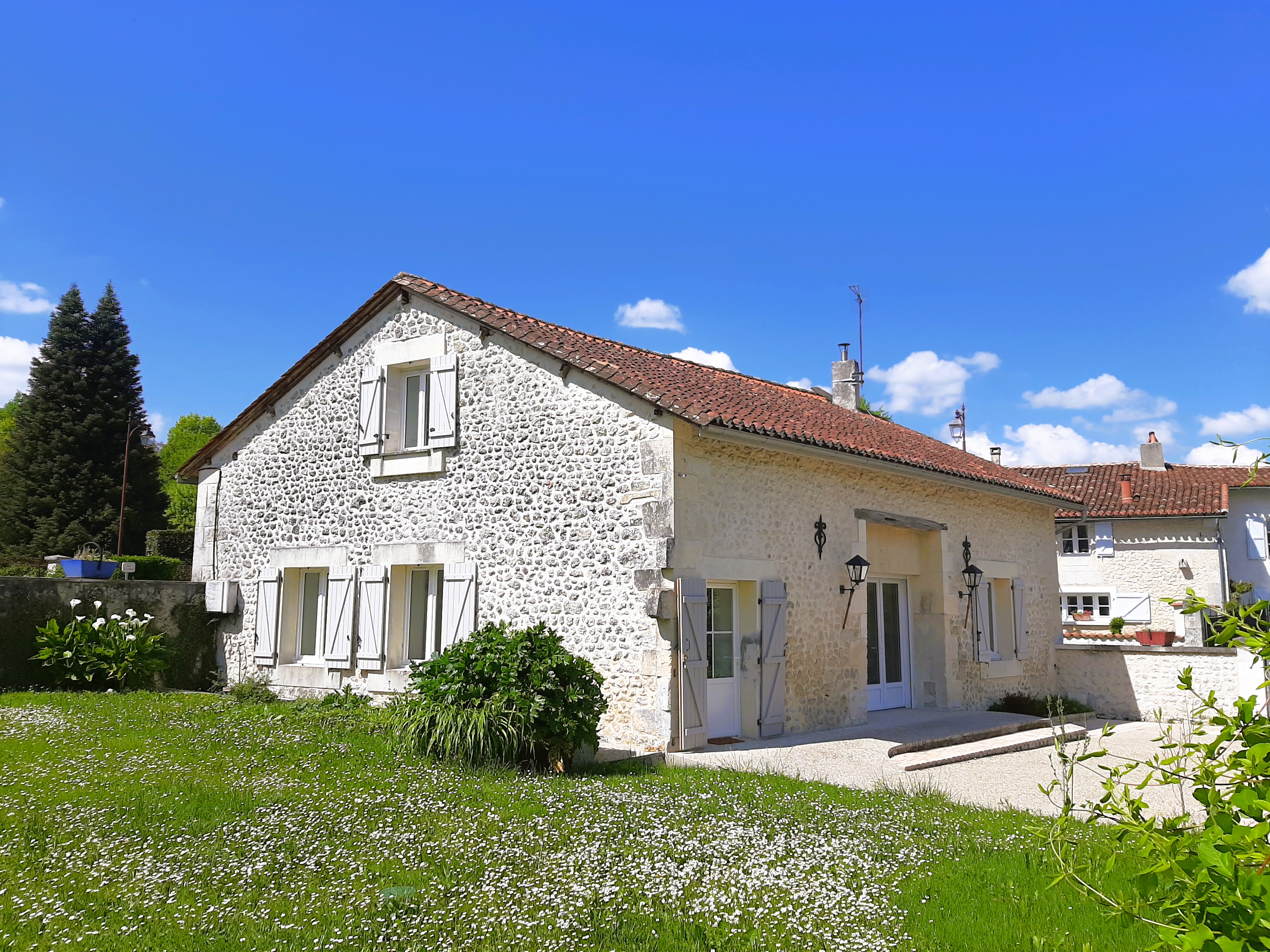 Recently converted barn beautifully renovated with taste. Small enclosed garden and front terrace à Bouteilles-Saint-Sébastien