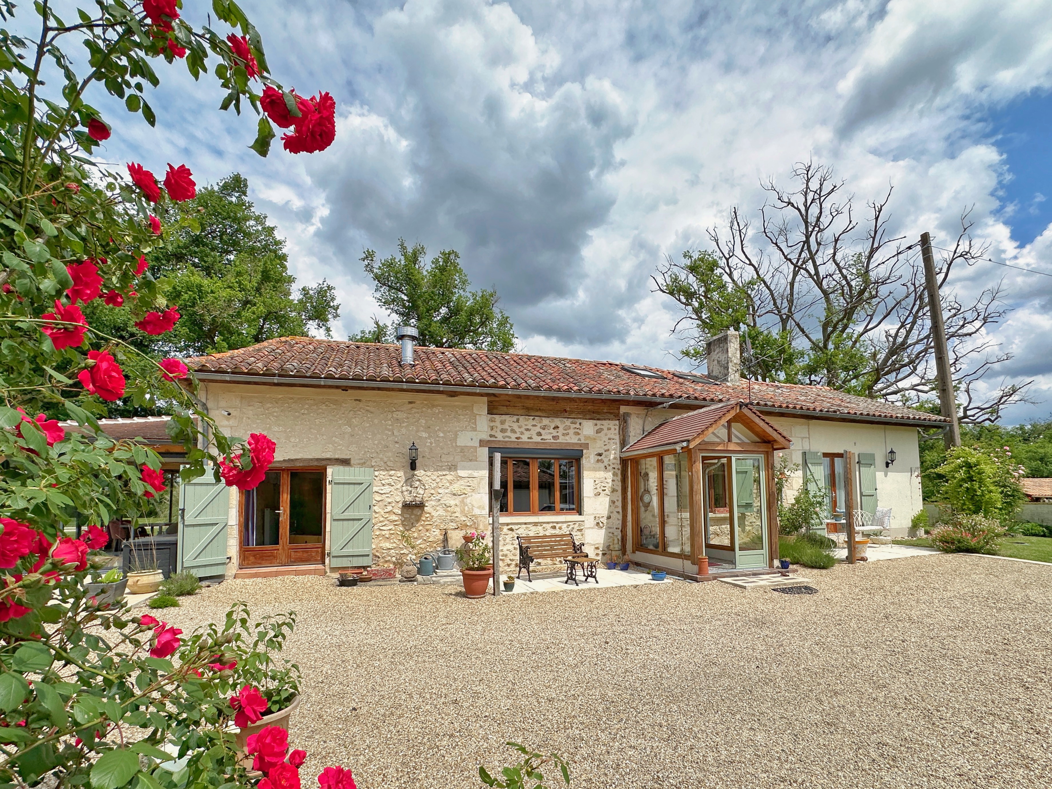 High-quality 4-bedroom barn conversion with heated pool, in the heart of the Double forest à Échourgnac