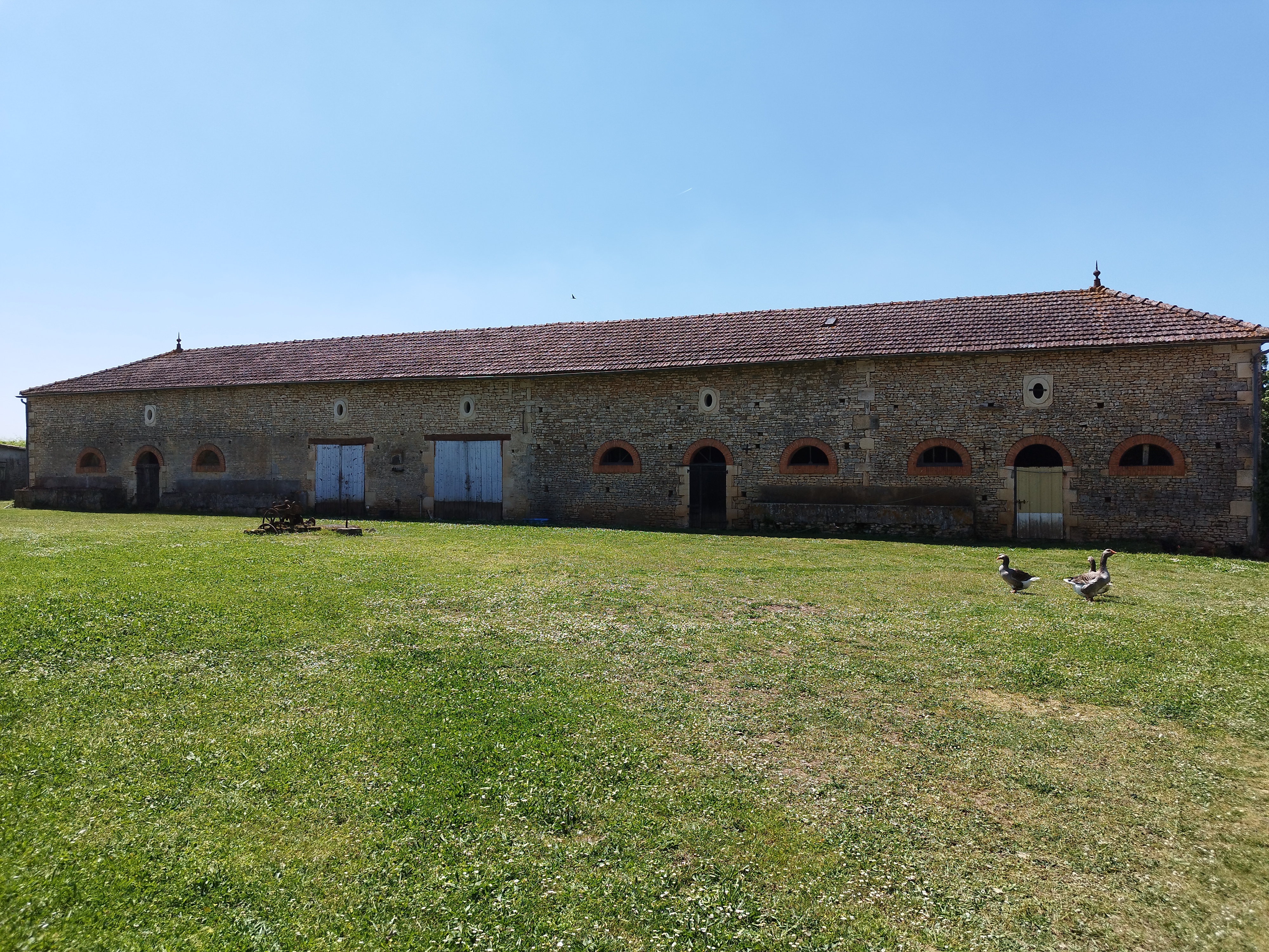 Propriété en France à vendre à Civray, Vienne - €595 000 - photo 