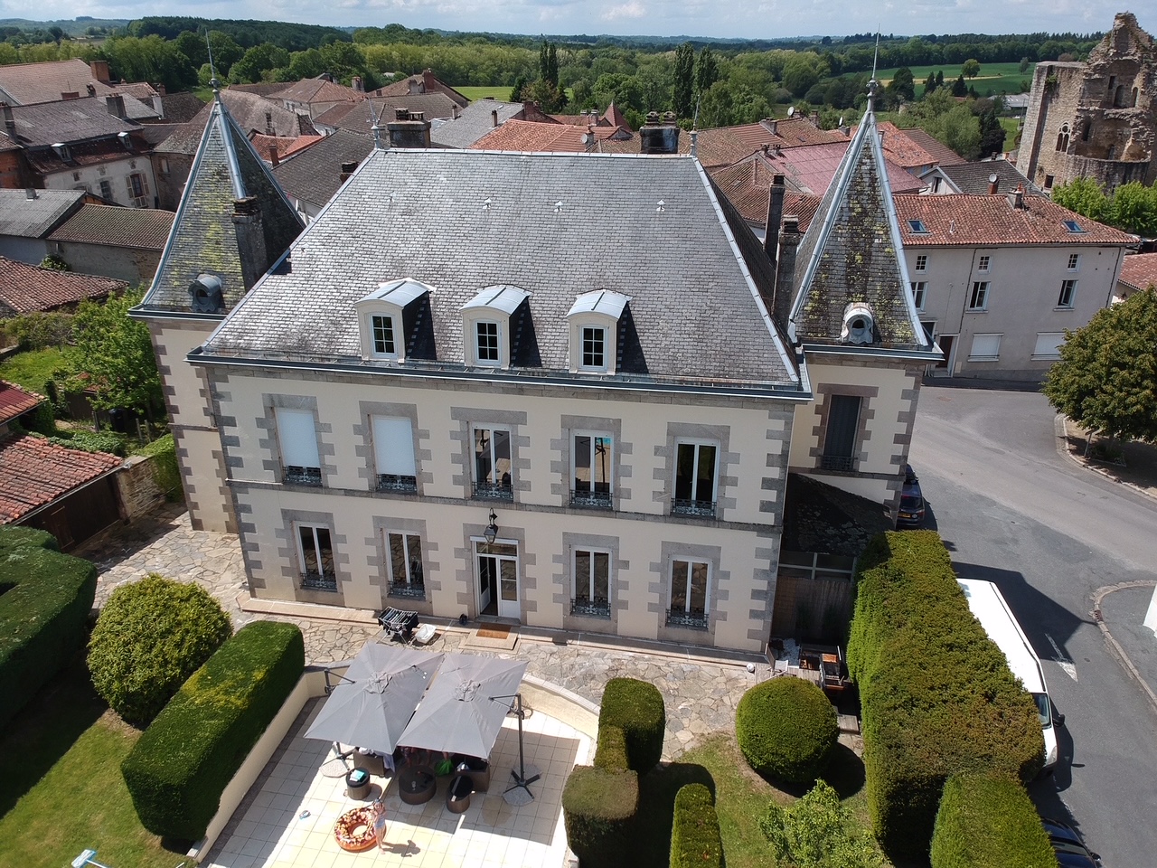 Propriété en France à vendre à Châlus, Haute-Vienne - &#8364;975 000 - photo 