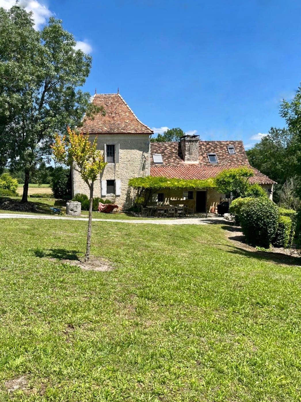 A distinguished 8-bedroom residence with guest house, privately positioned on 11+ hectares (30 acres) à Monsaguel