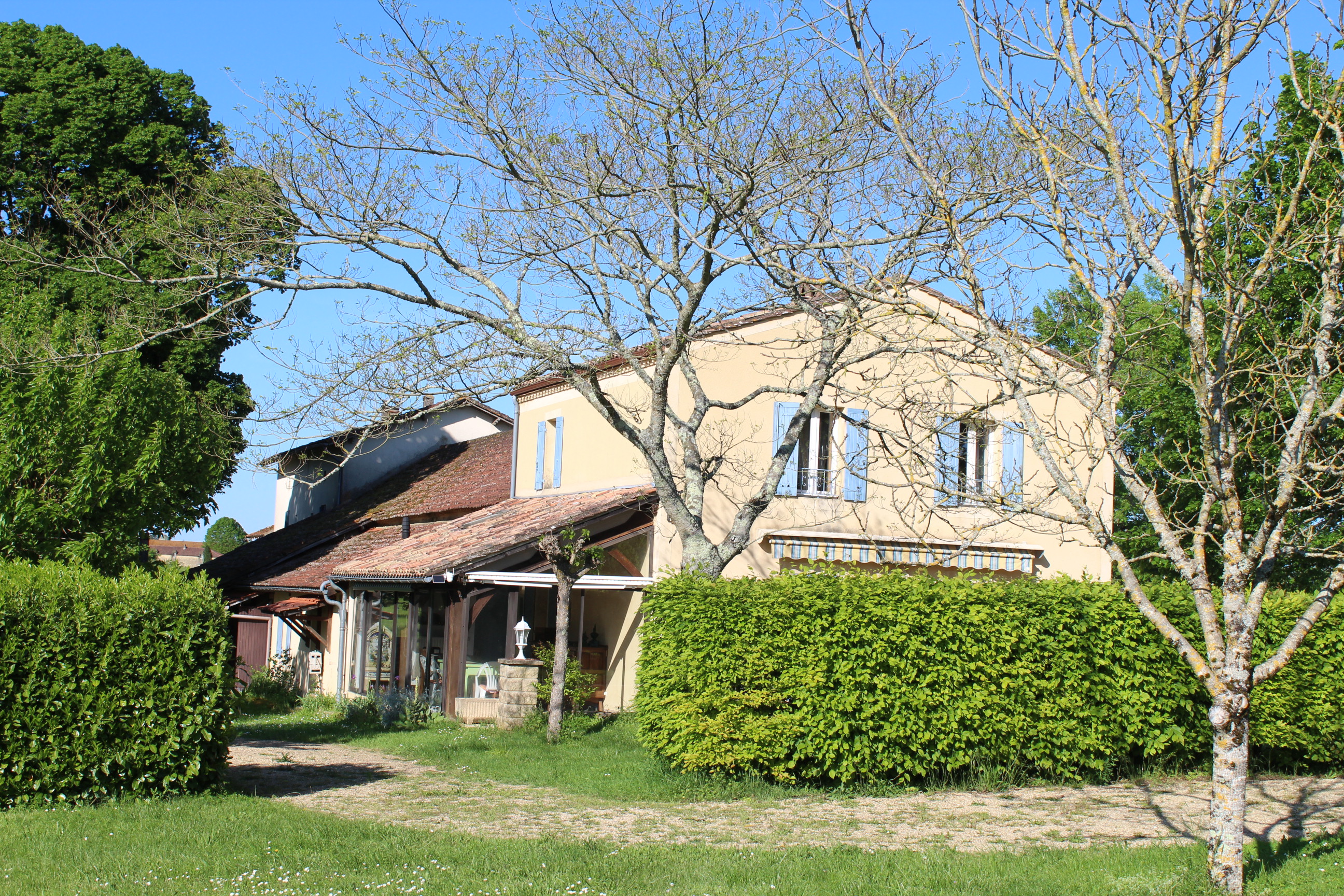 Stone built property including two houses, studio, garages and workshop, land, close to amenities, quiet area à Saint-Avit-Sénieur