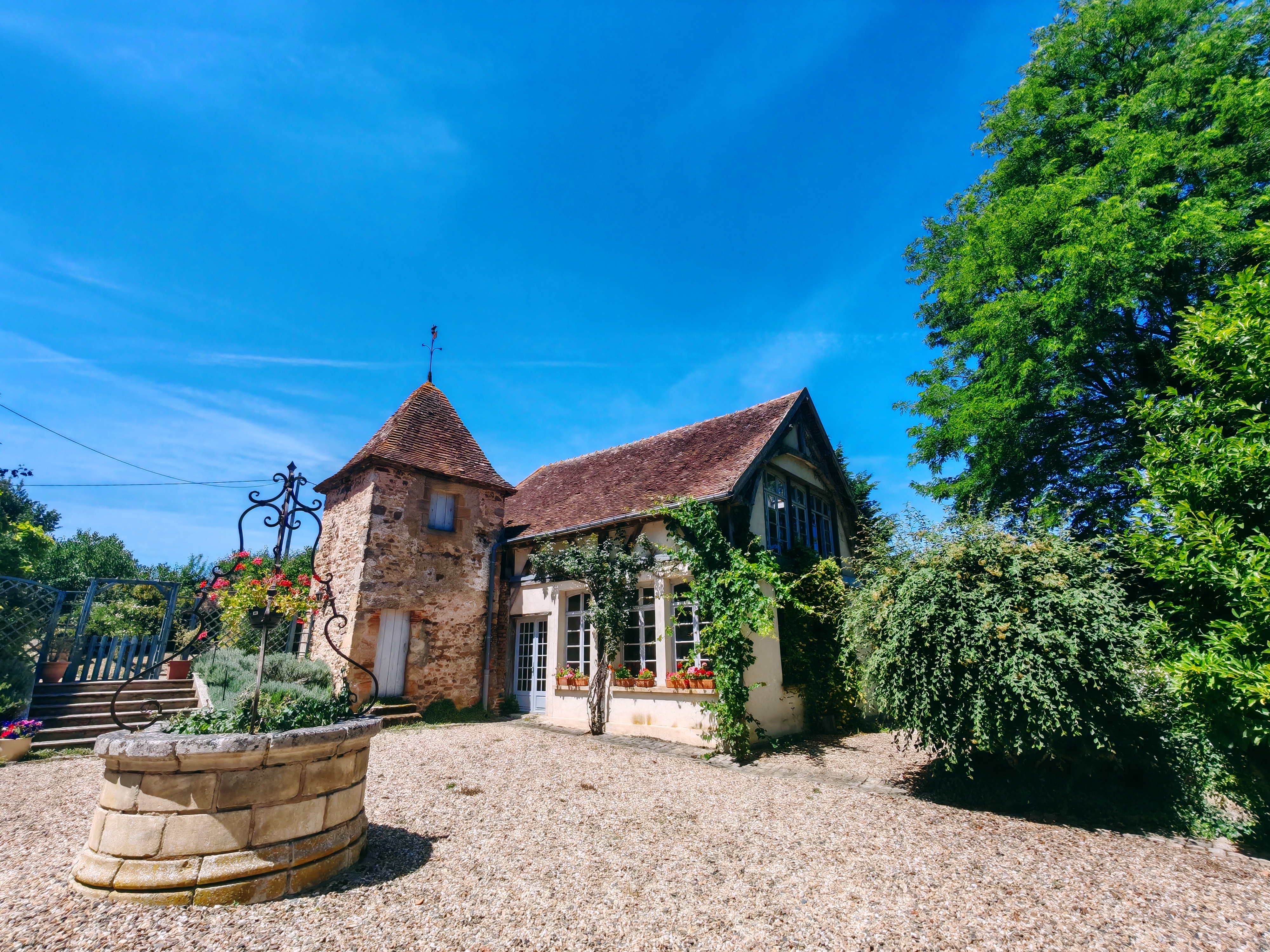 Propriété en France à vendre à Theneuille, Allier - &#8364;1 100 000 - photo 