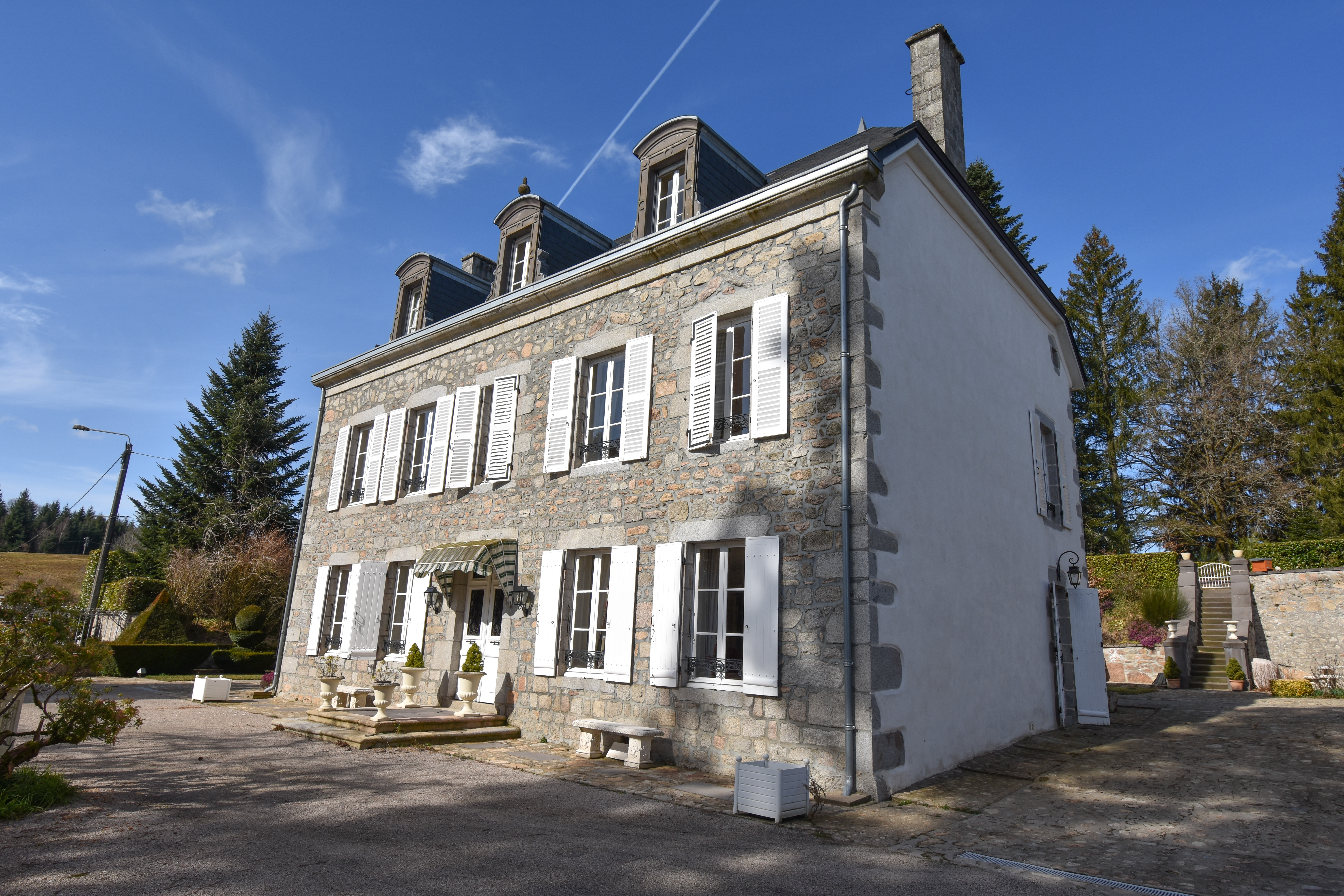 French property for sale in Ussel, Corrèze - €819,000 - photo 