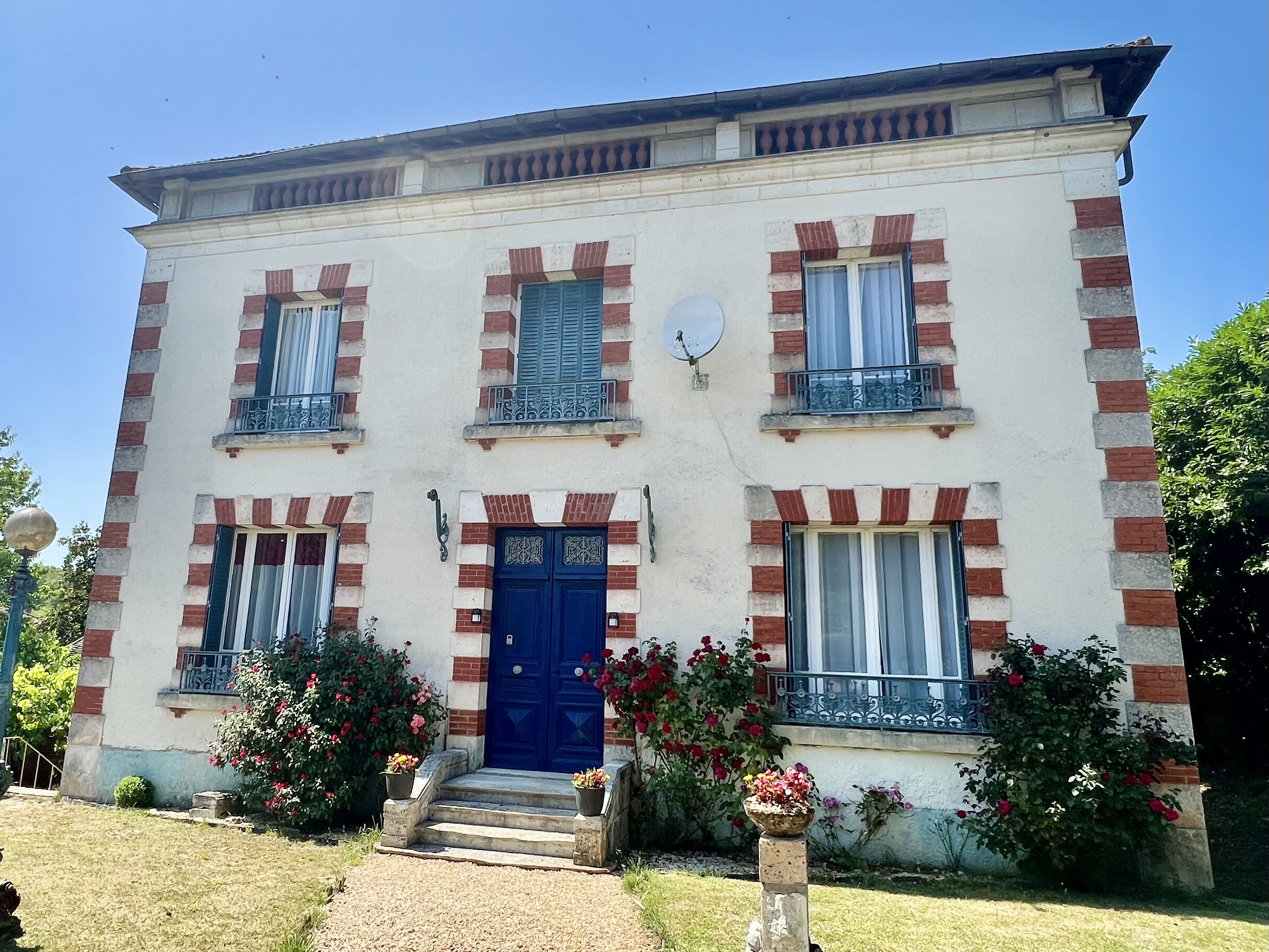 Stately Historic Maison de Maître with Original Limoges Features à Javerlhac-et-la-Chapelle-Saint-Robert