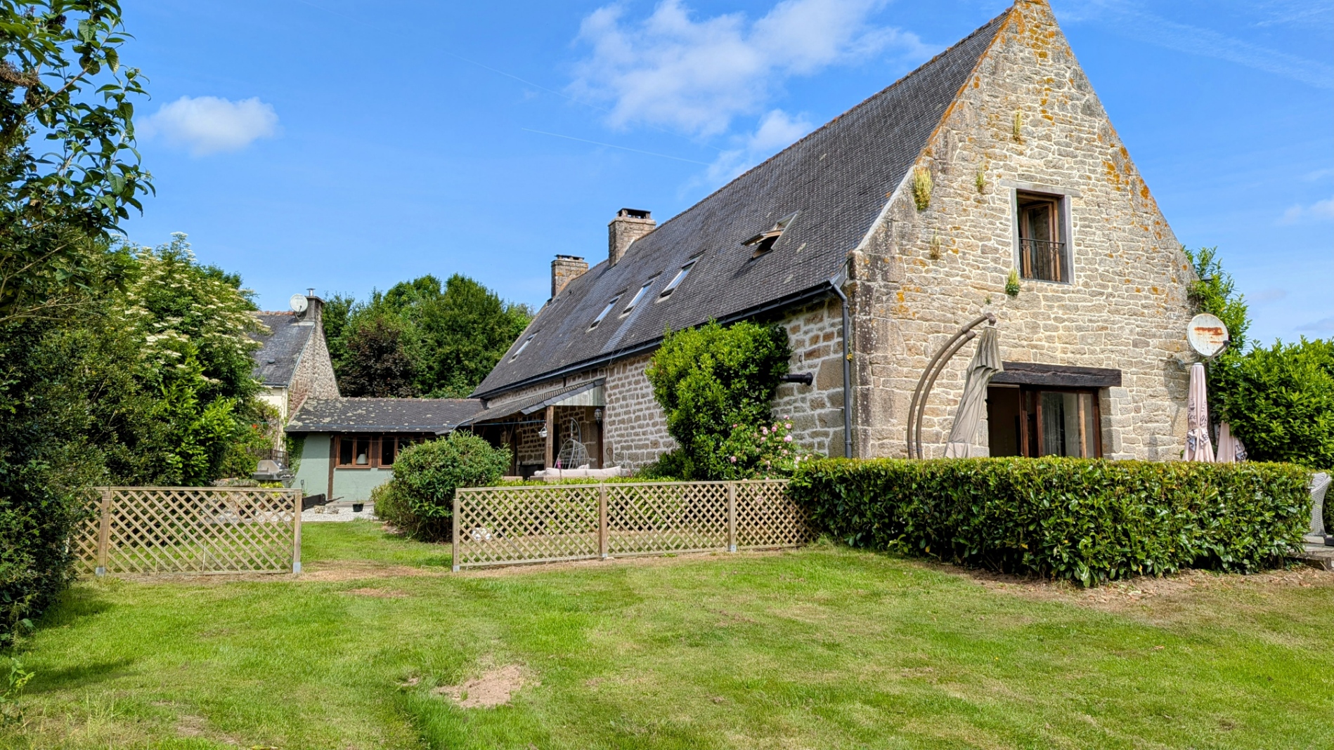 French property for sale in Lignol, Morbihan - €901,000 - photo 