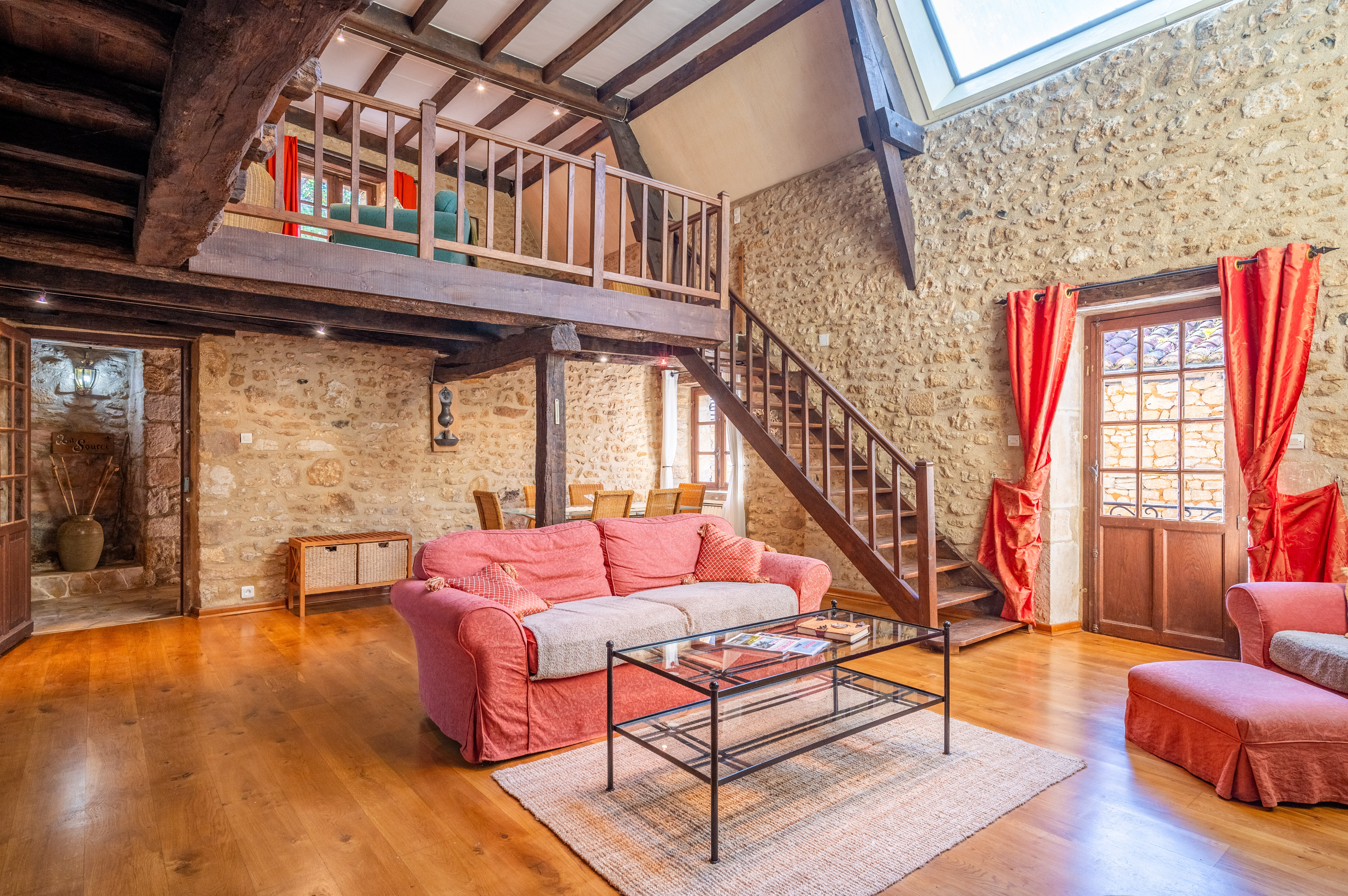 Two-bedroom village house, spacious rooms, terrace and basement à Plazac