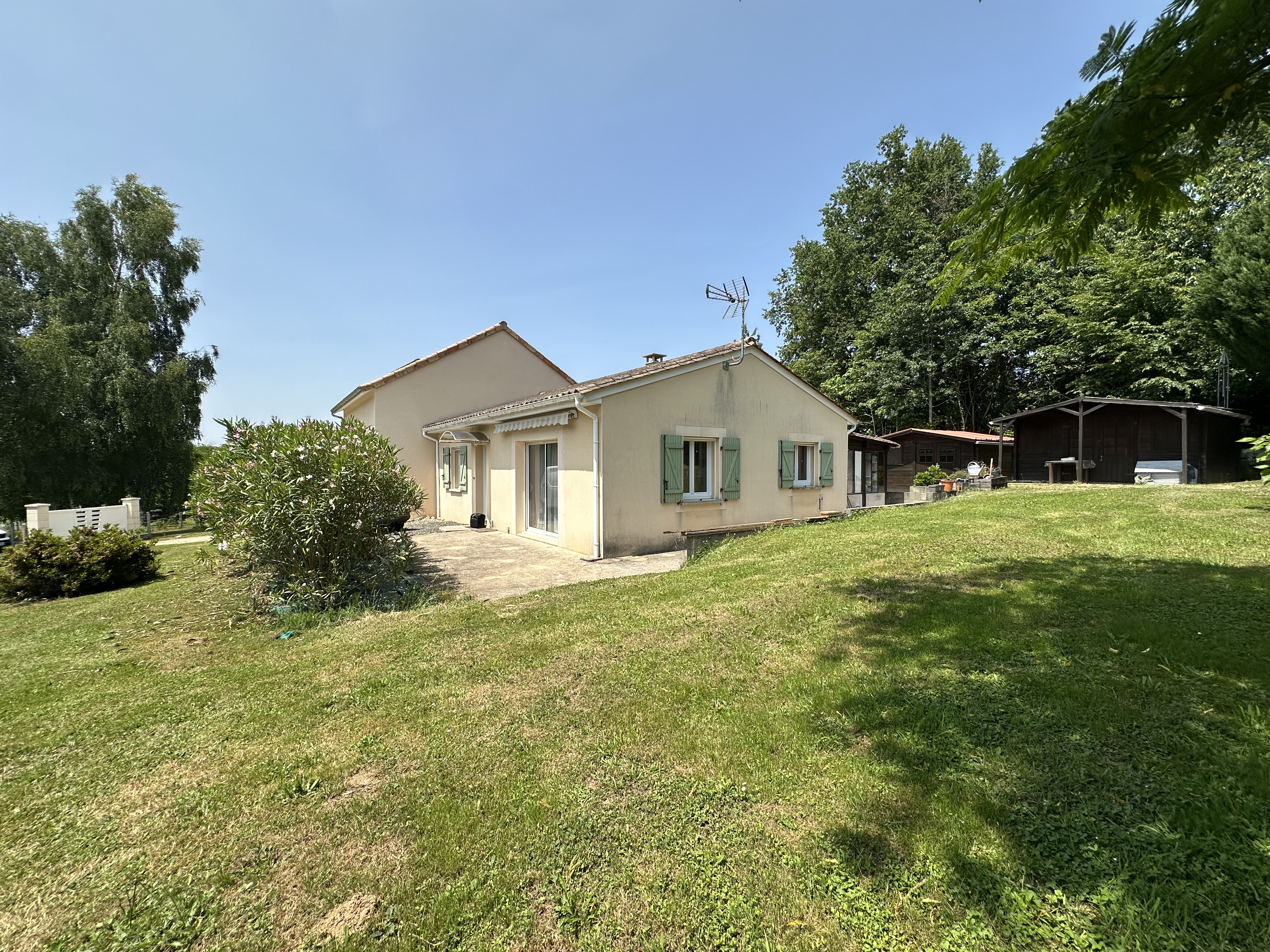 Charming 4/5 bed house, garage and garden close to Genis à Génis