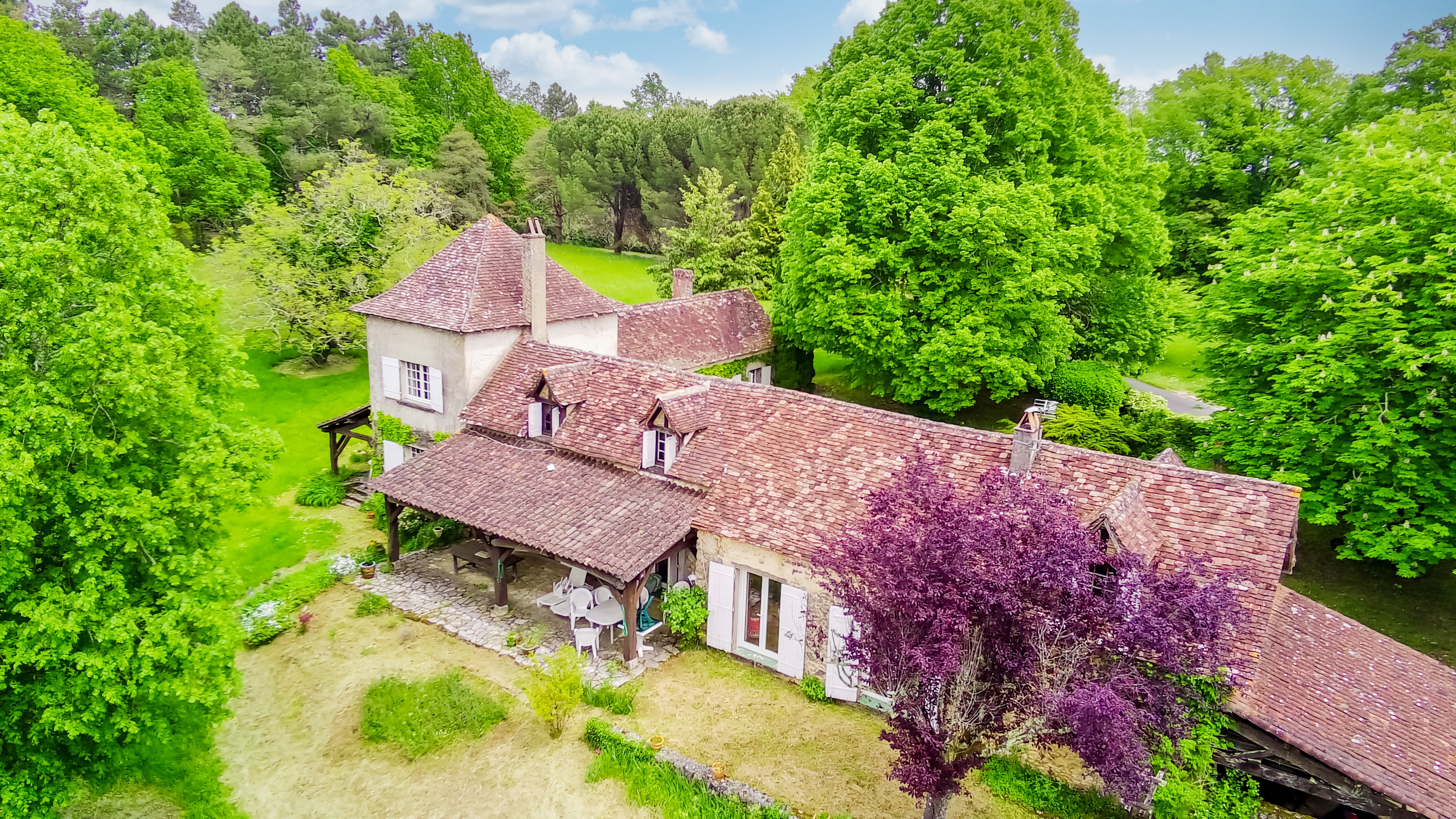 Lovely chartreuse steeped in charm and history, set in a verdant haven just 10 minutes from Bergerac à Queyssac