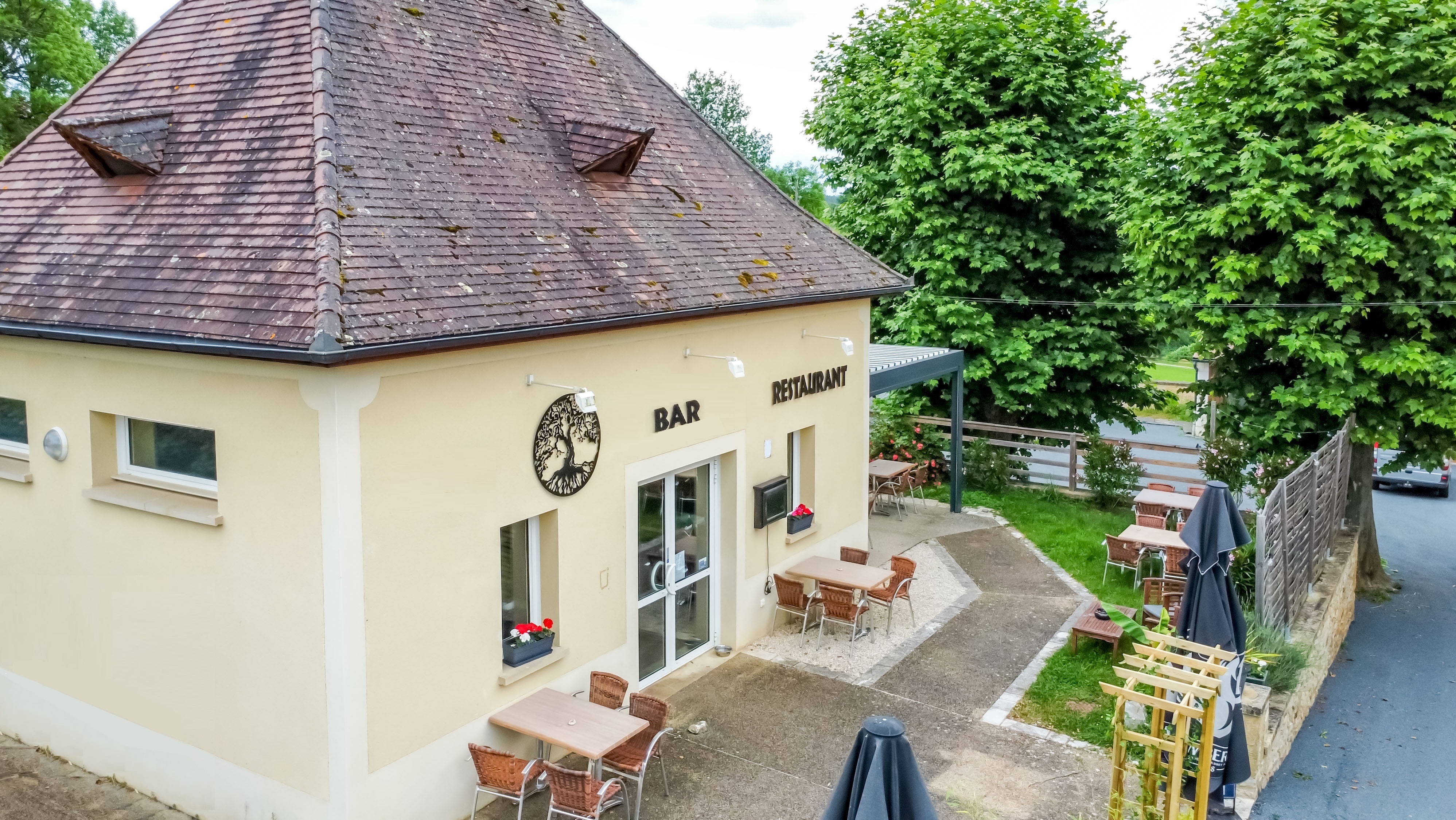 Restaurant with excellent reputation between Quercy and Périgord Noir | Liquor license Iv | 15 mins of Domme à Domme