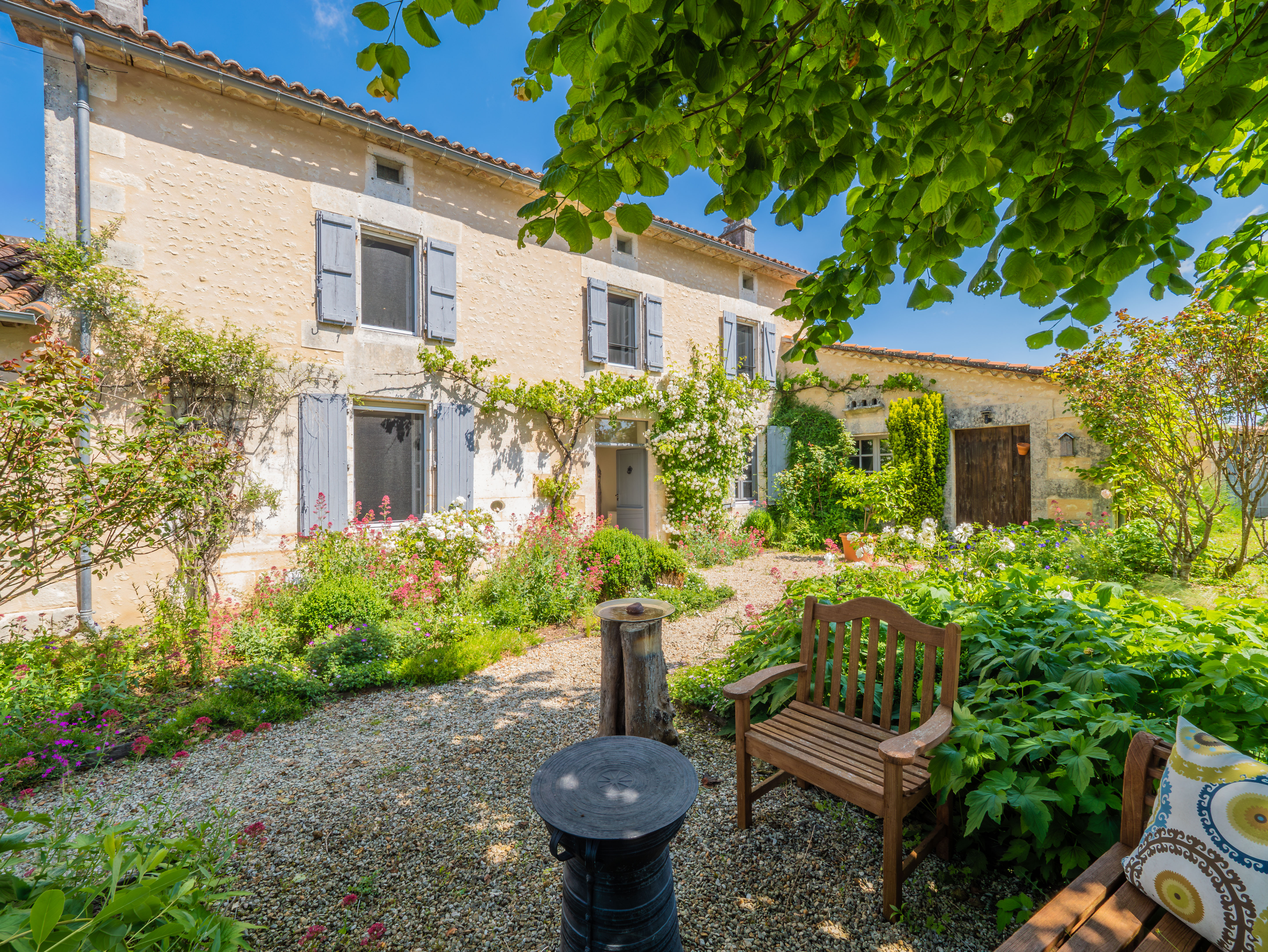Propriété en France à vendre à Angoulême, Charente - €995 000 - photo 