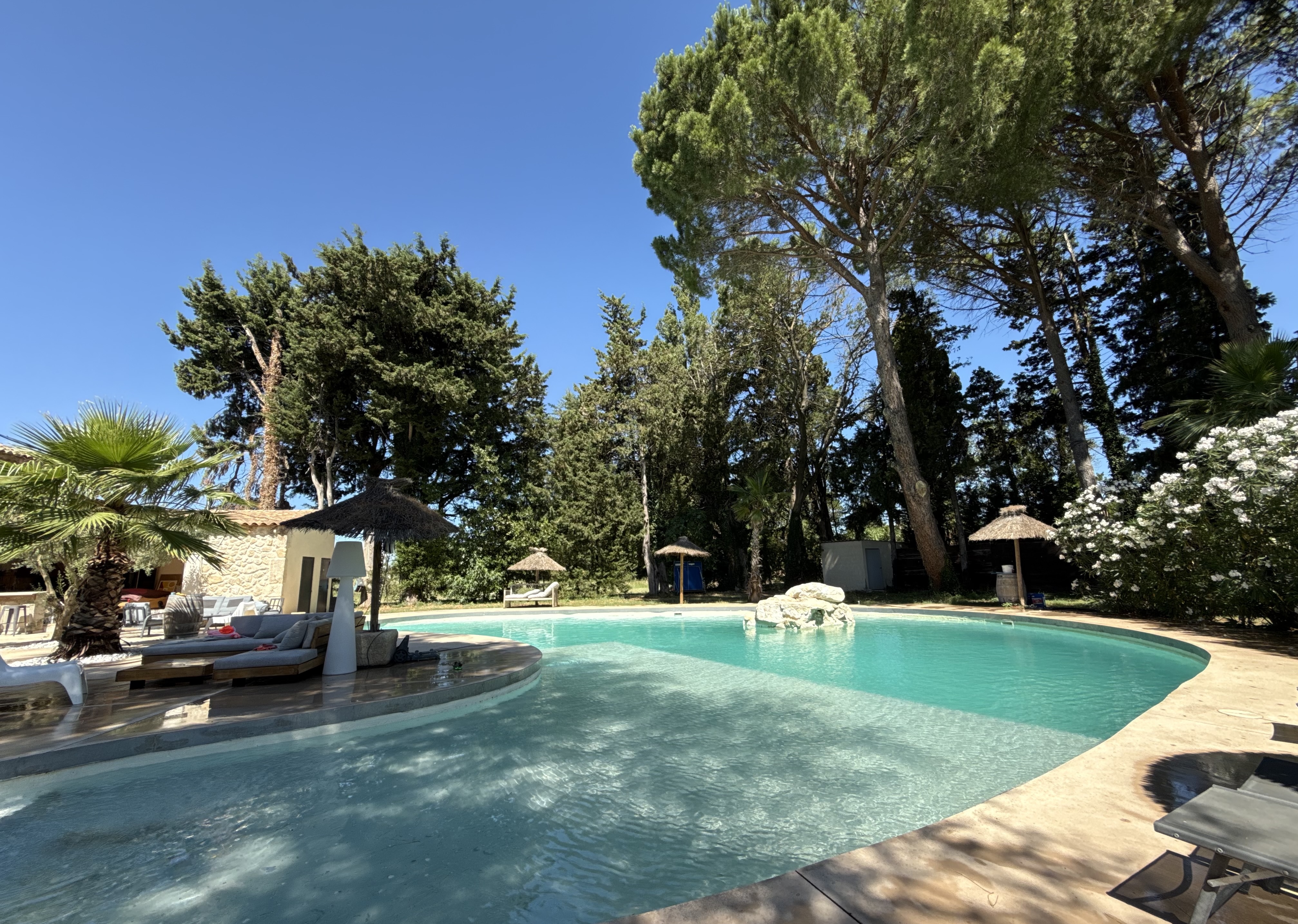 French property for sale in Rognonas, Bouches-du-Rhône - €1,600,000 - photo 