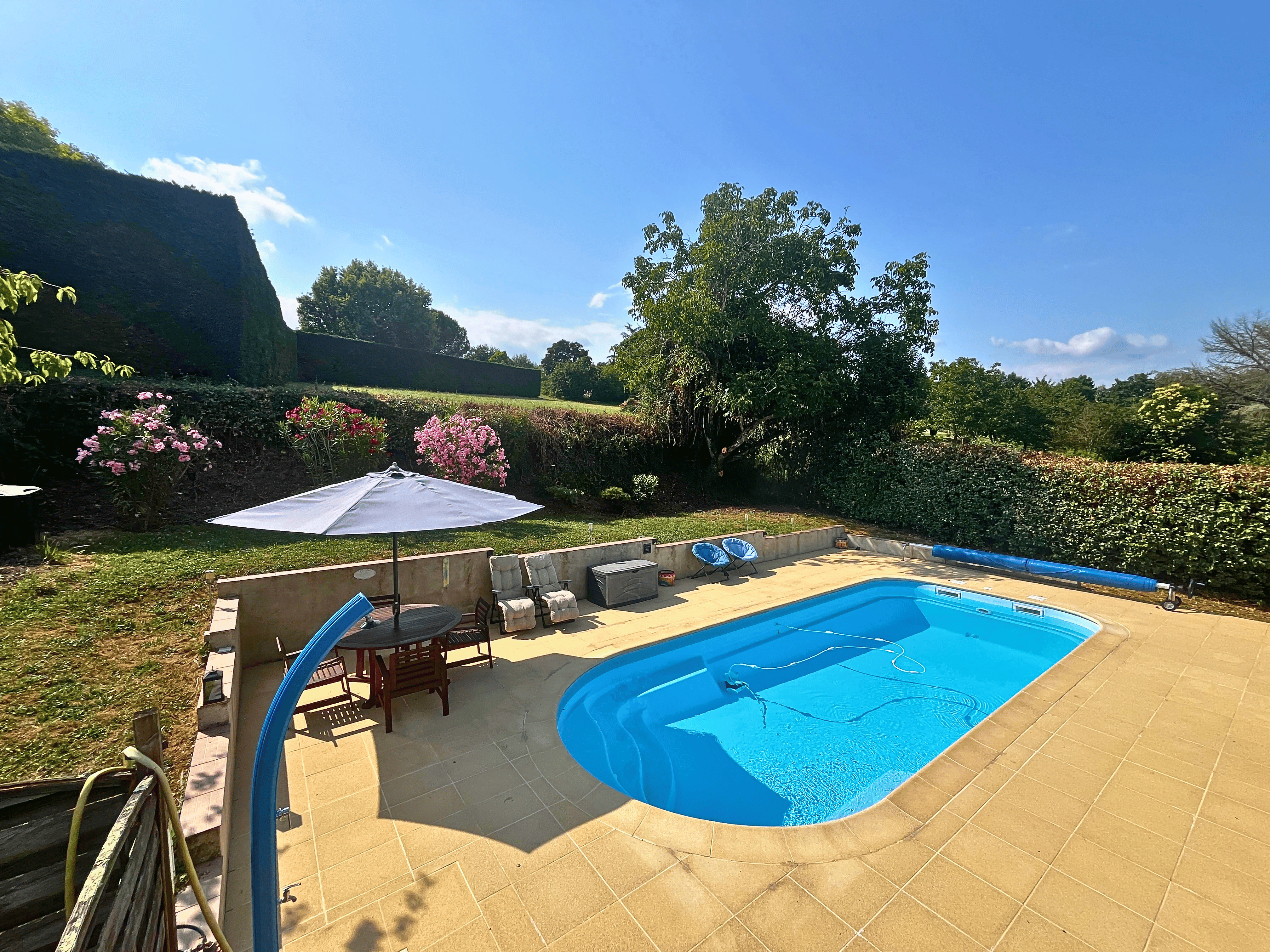 Delightful 3 bedroom home with pool located in popular the village of Seyches à Eymet