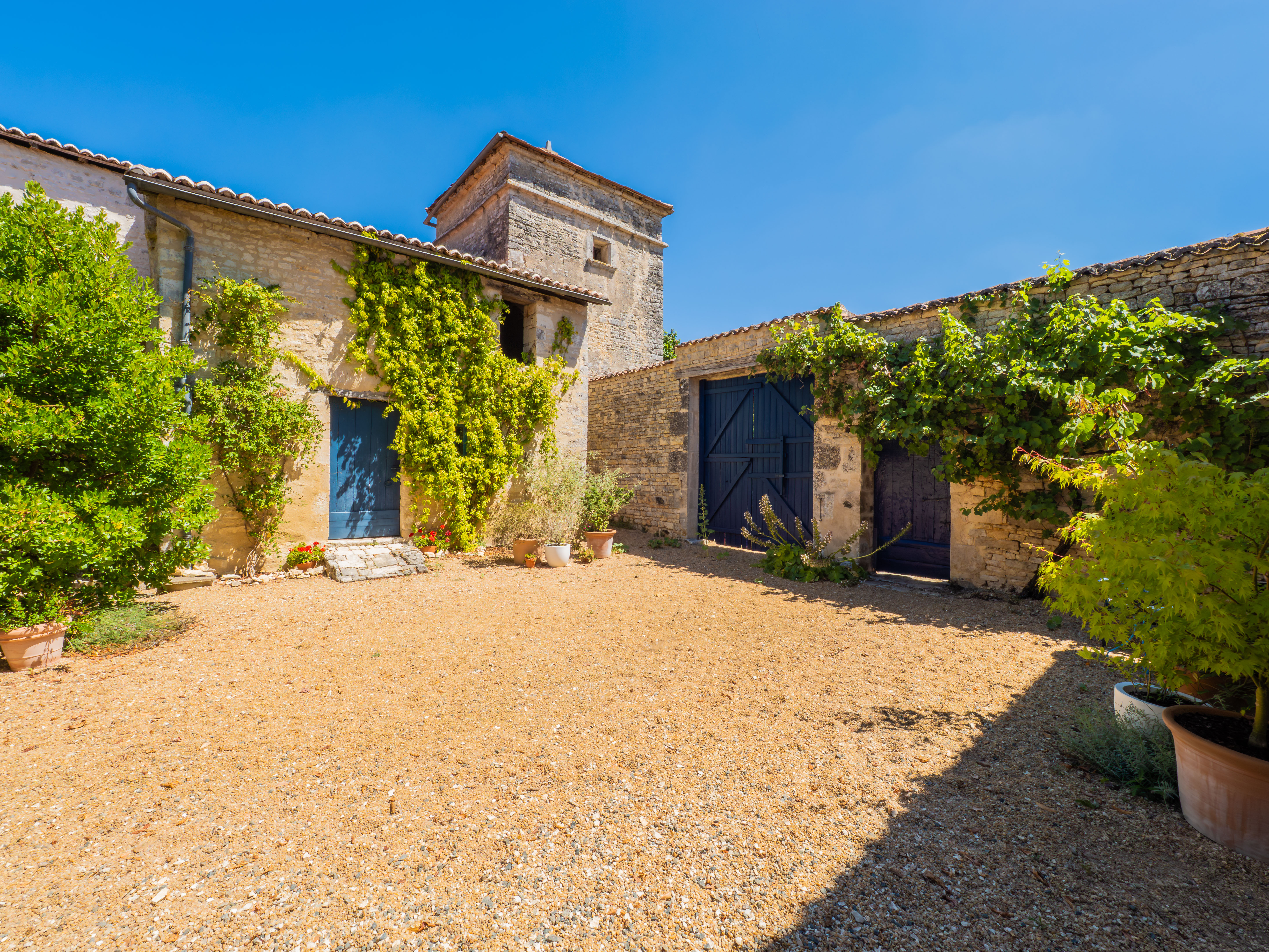 French property for sale in Mouton, Charente - €1,113,000 - photo 