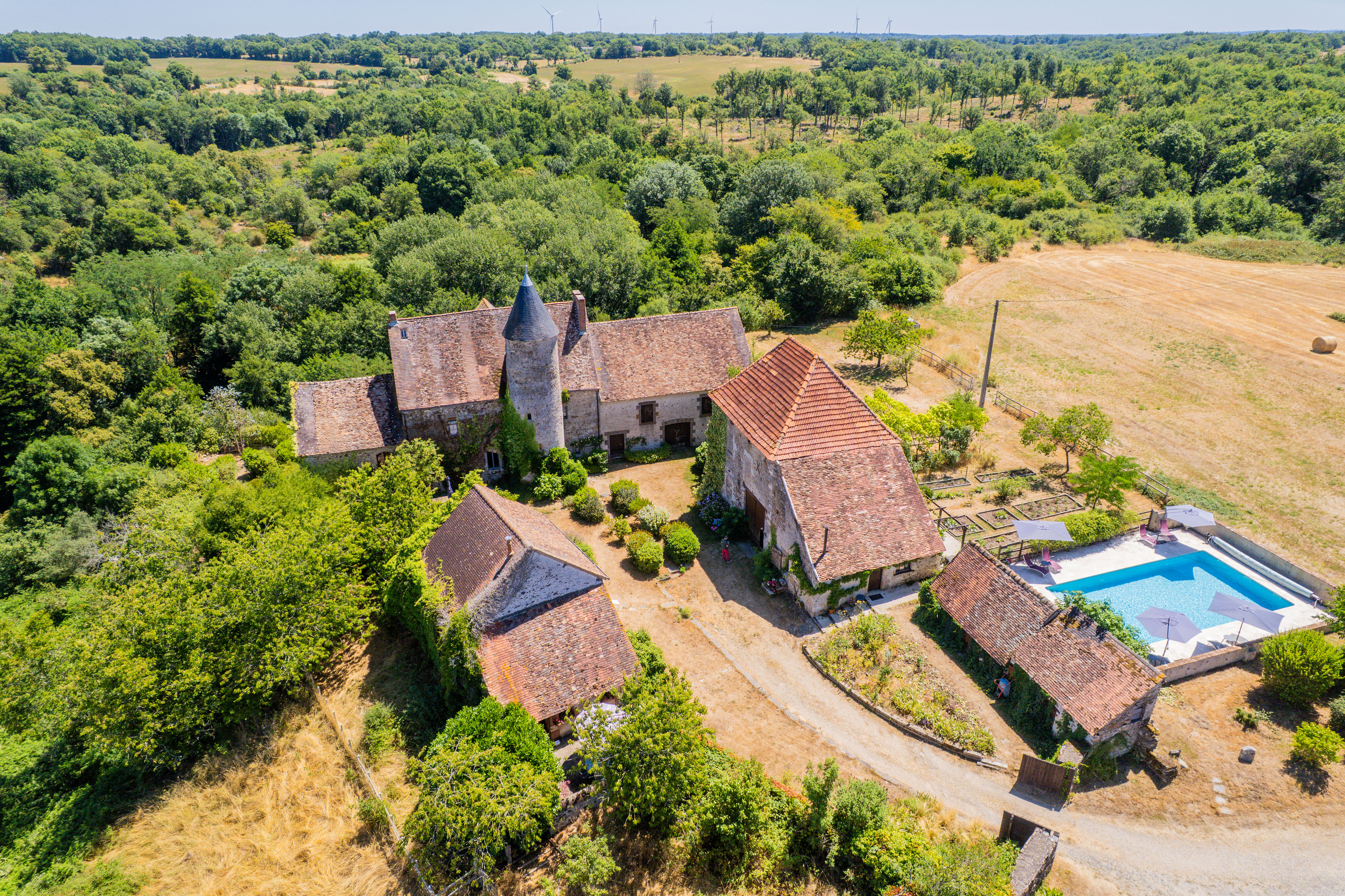 Propriété en France à vendre à Brigueil-le-Chantre, Vienne - &#8364;990 150 - photo 