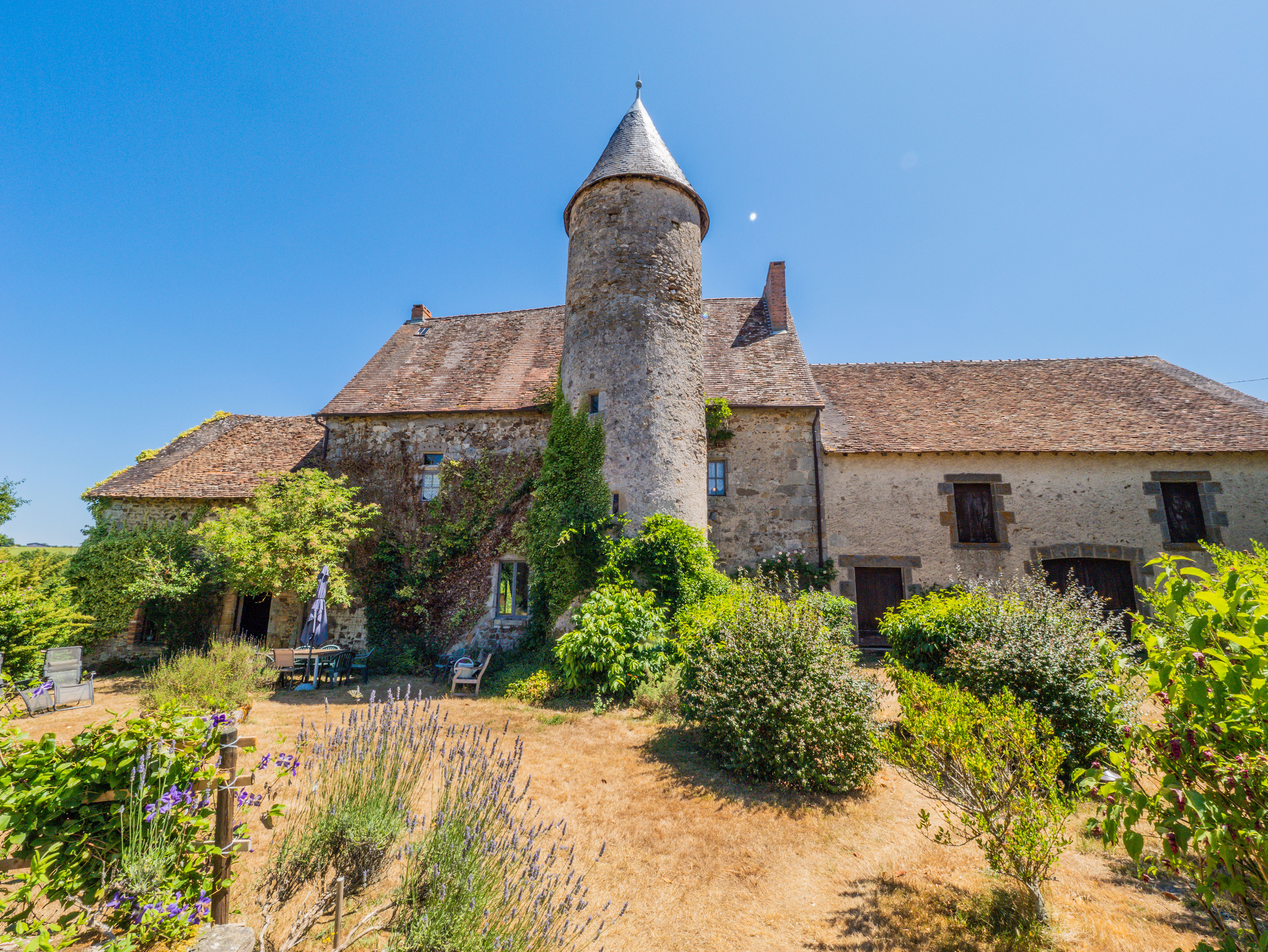 Propriété en France à vendre à Brigueil-le-Chantre, Vienne - &#8364;990 150 - photo 