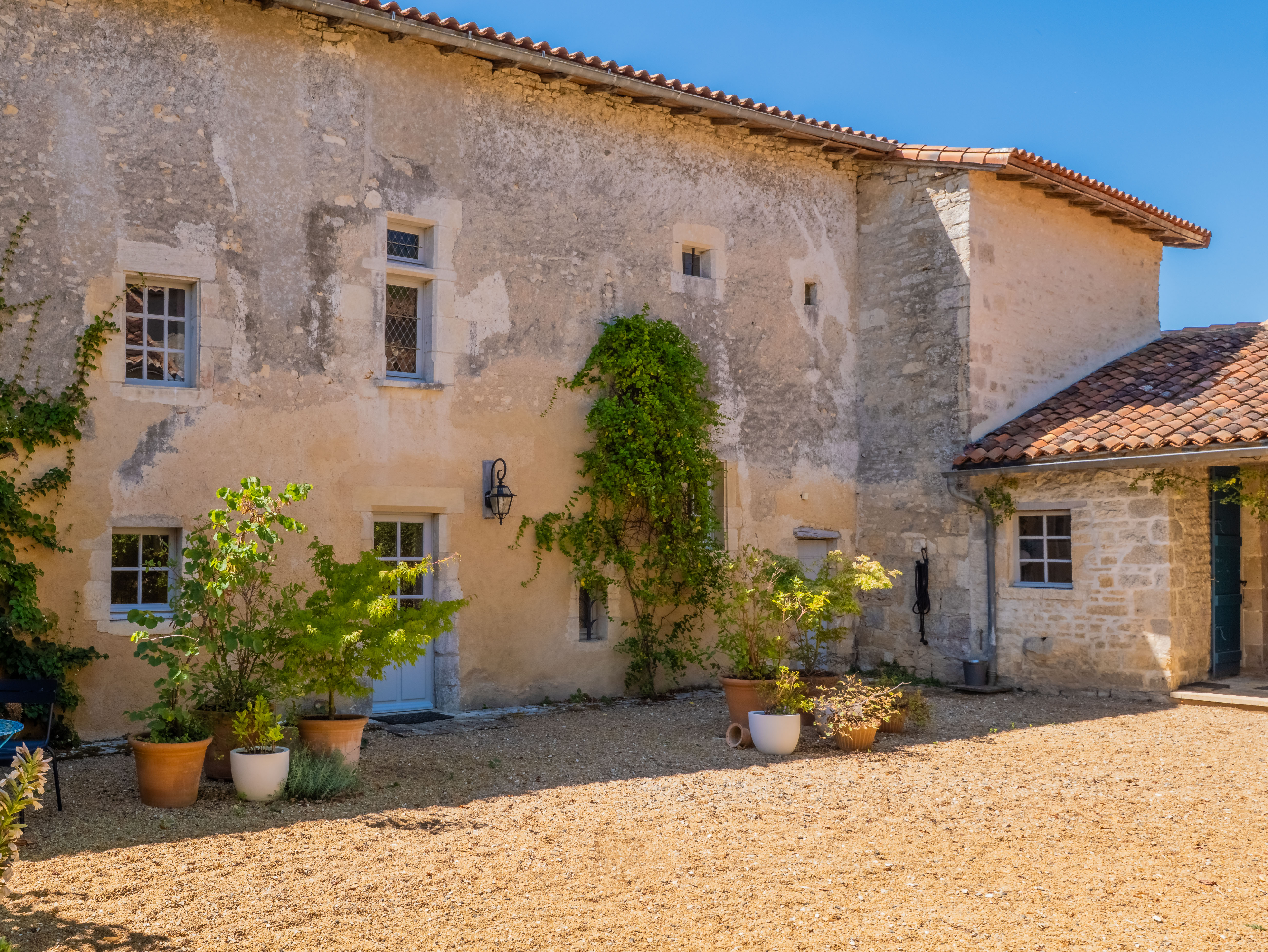 Propriété en France à vendre à Mouton, Charente - &#8364;1 113 000 - photo 