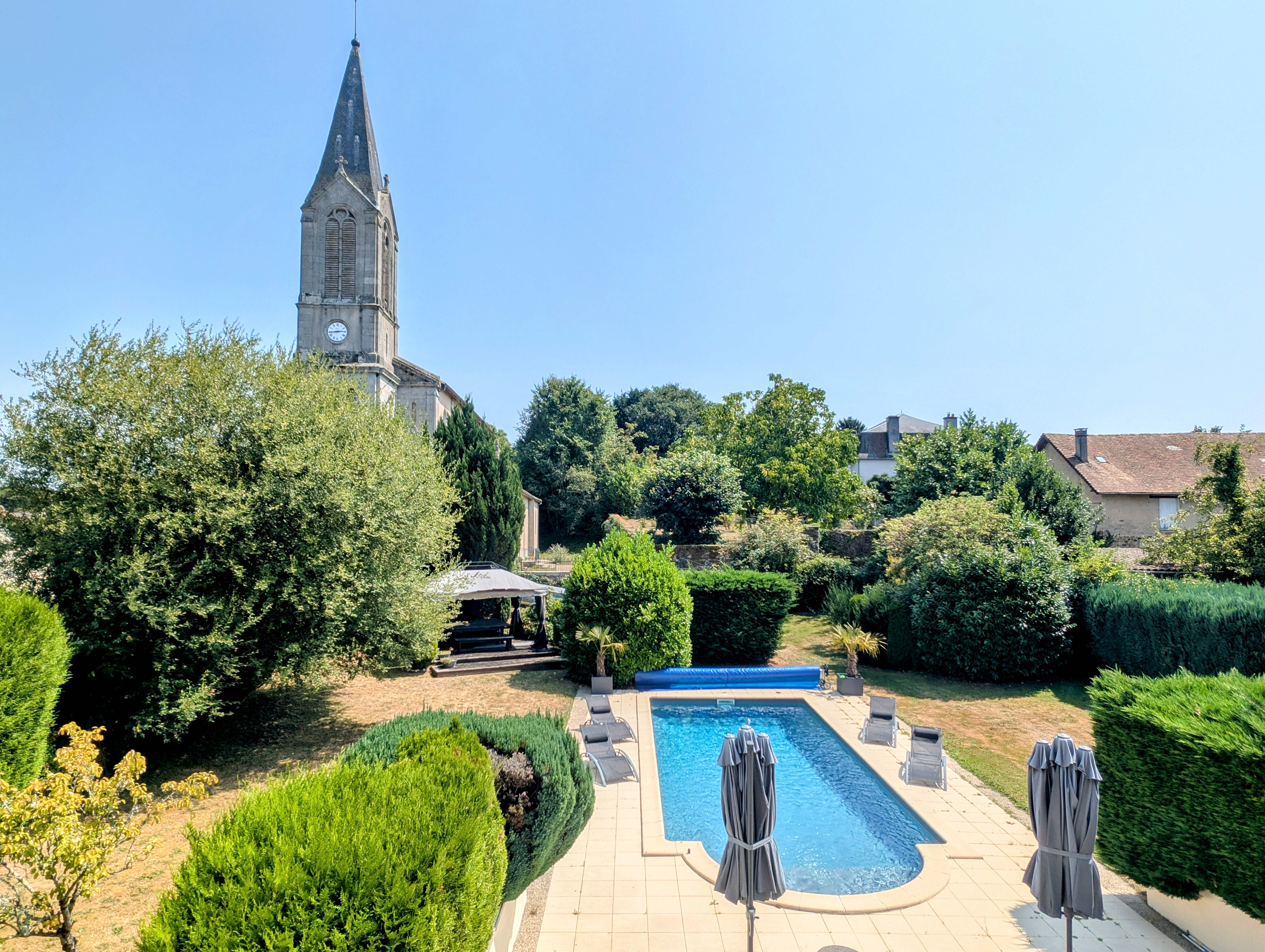 Propriété en France à vendre à Châlus, Haute-Vienne - &#8364;975 000 - photo 