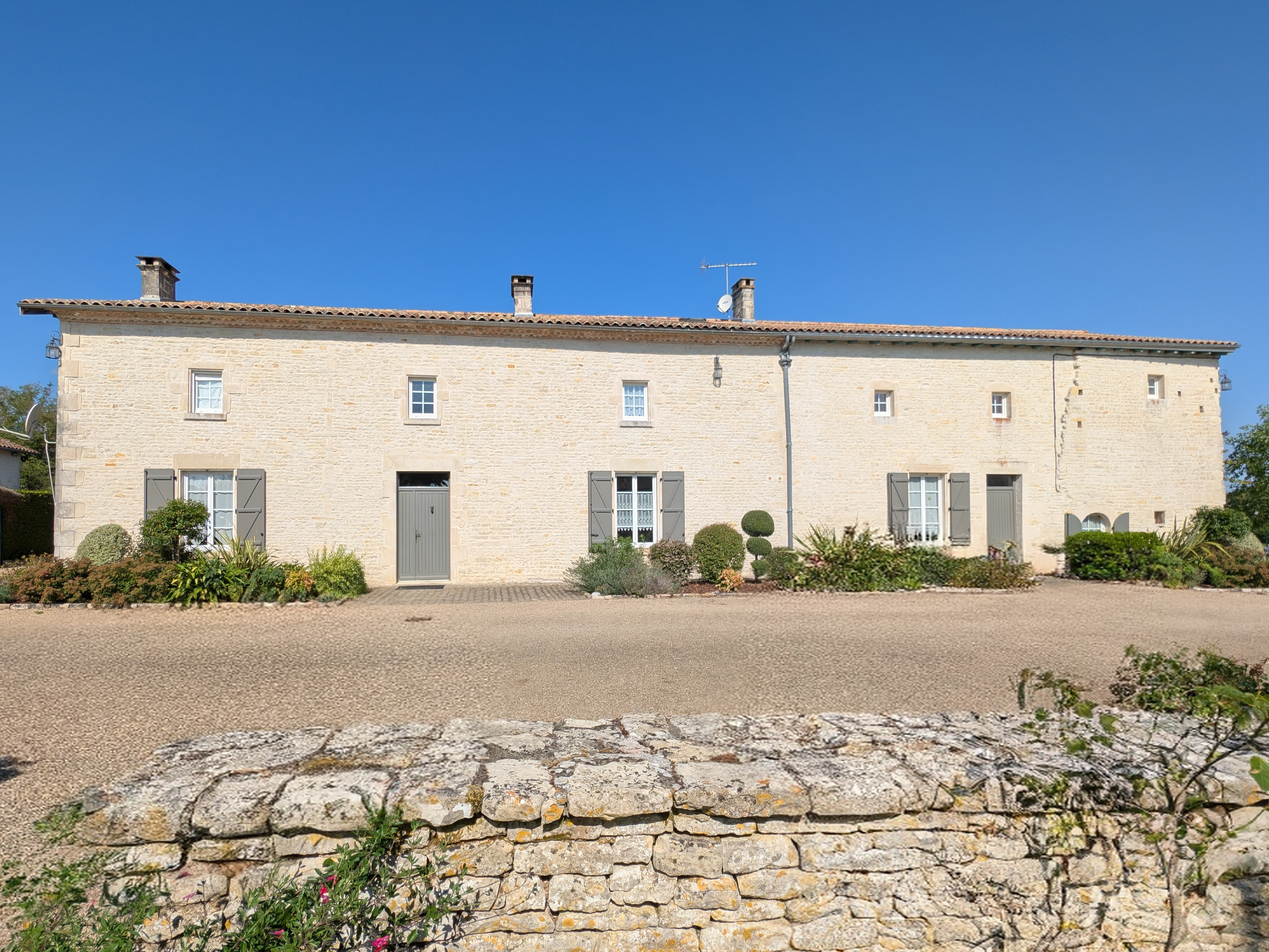 Propriété en France à vendre à Aubigné, Deux-Sèvres - &#8364;1 800 000 - photo 