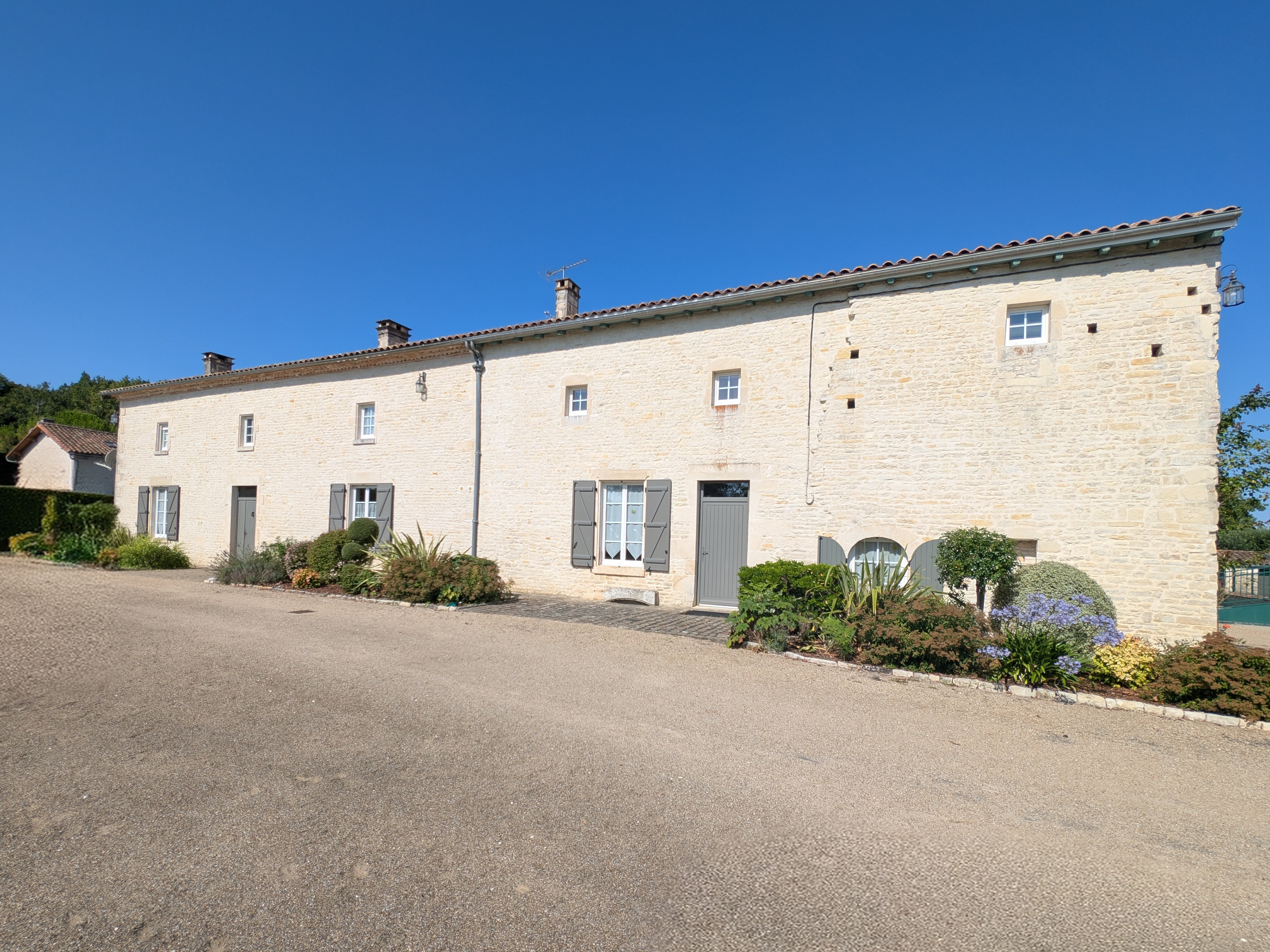 Propriété en France à vendre à Aubigné, Deux-Sèvres - &#8364;1 800 000 - photo 