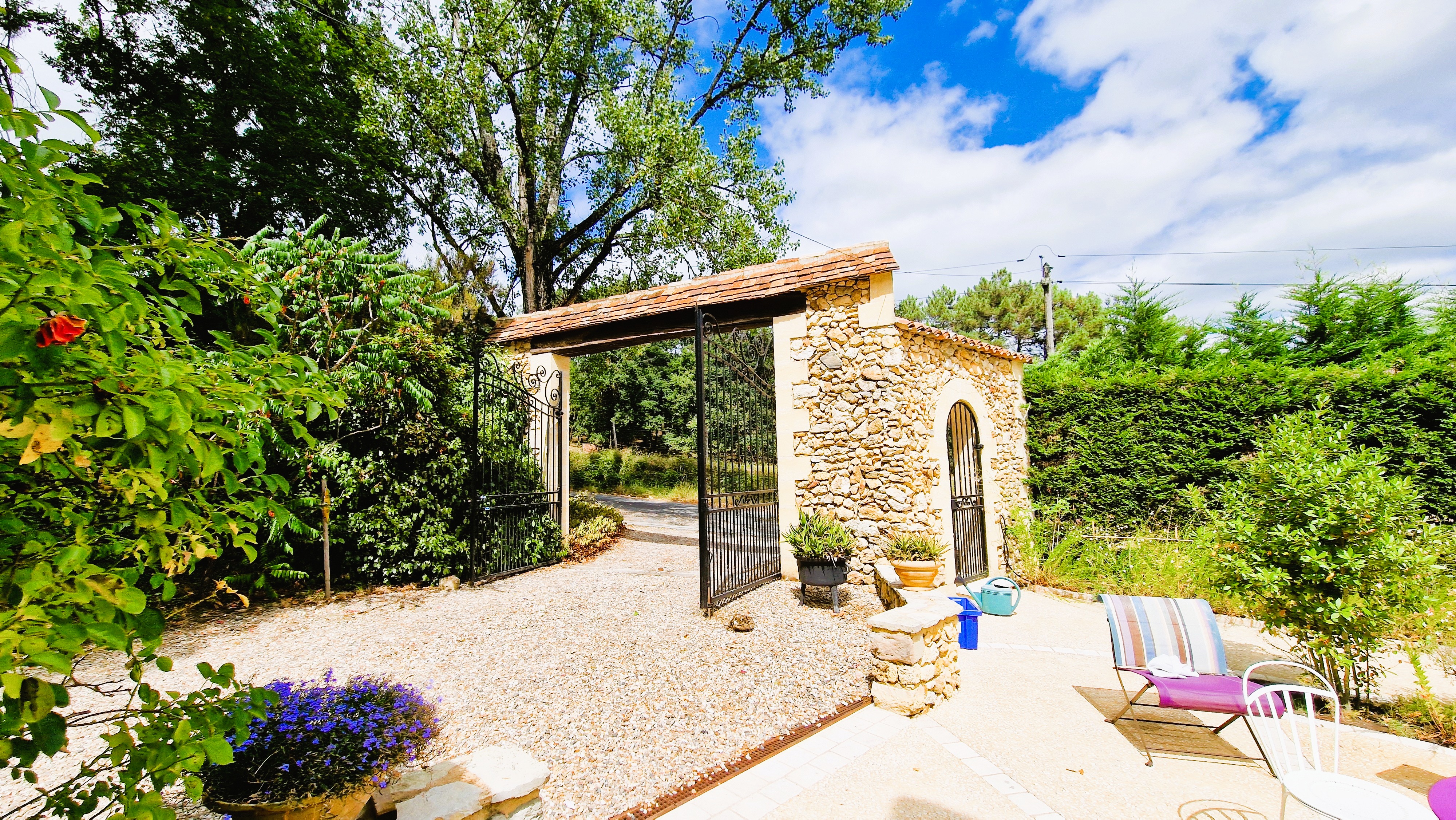 Propriété en France à vendre à Église-Neuve-d'Issac, Dordogne - €950 000 - photo 