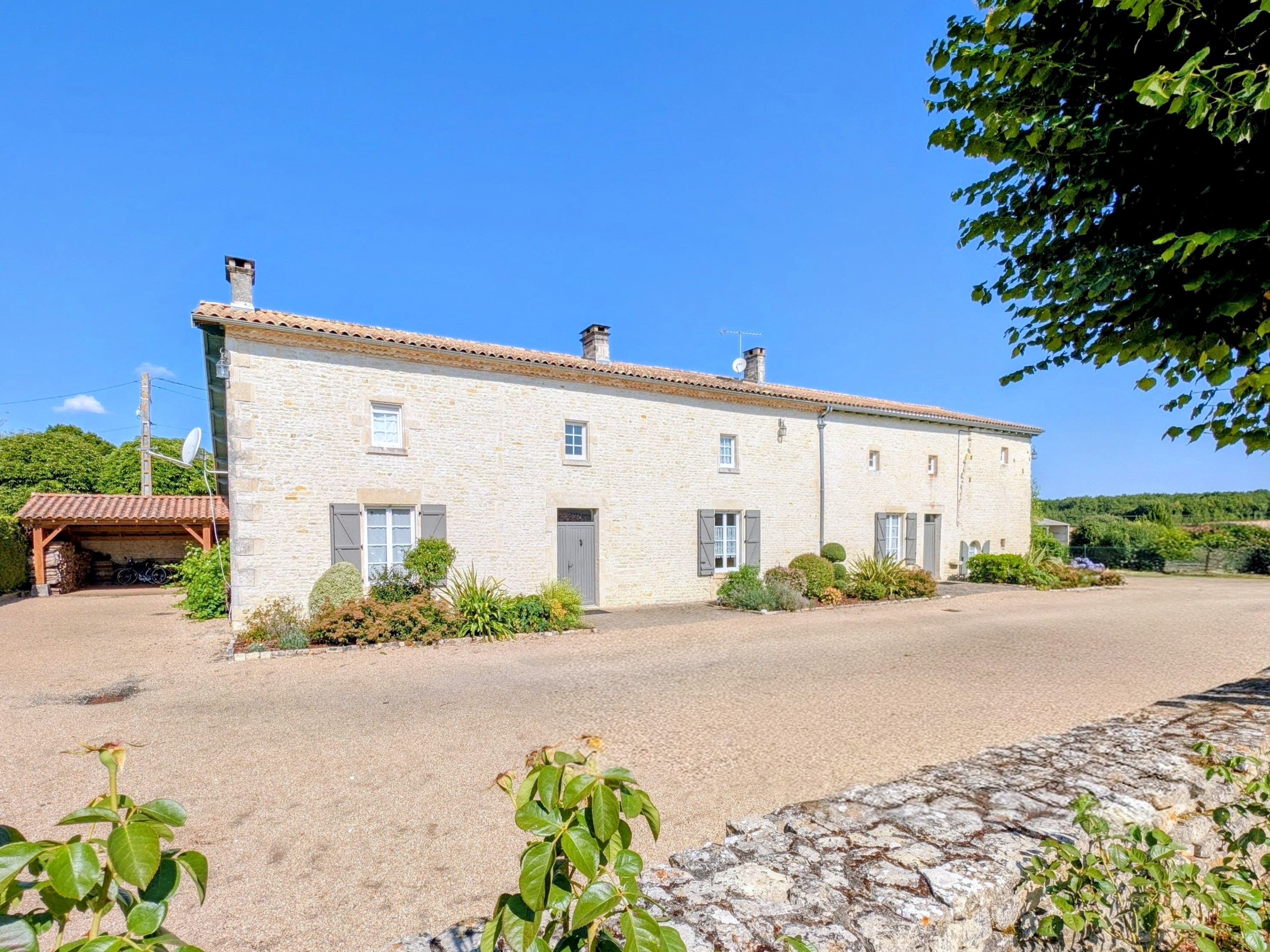 Propriété en France à vendre à Aubigné, Deux-Sèvres - &#8364;1 800 000 - photo 