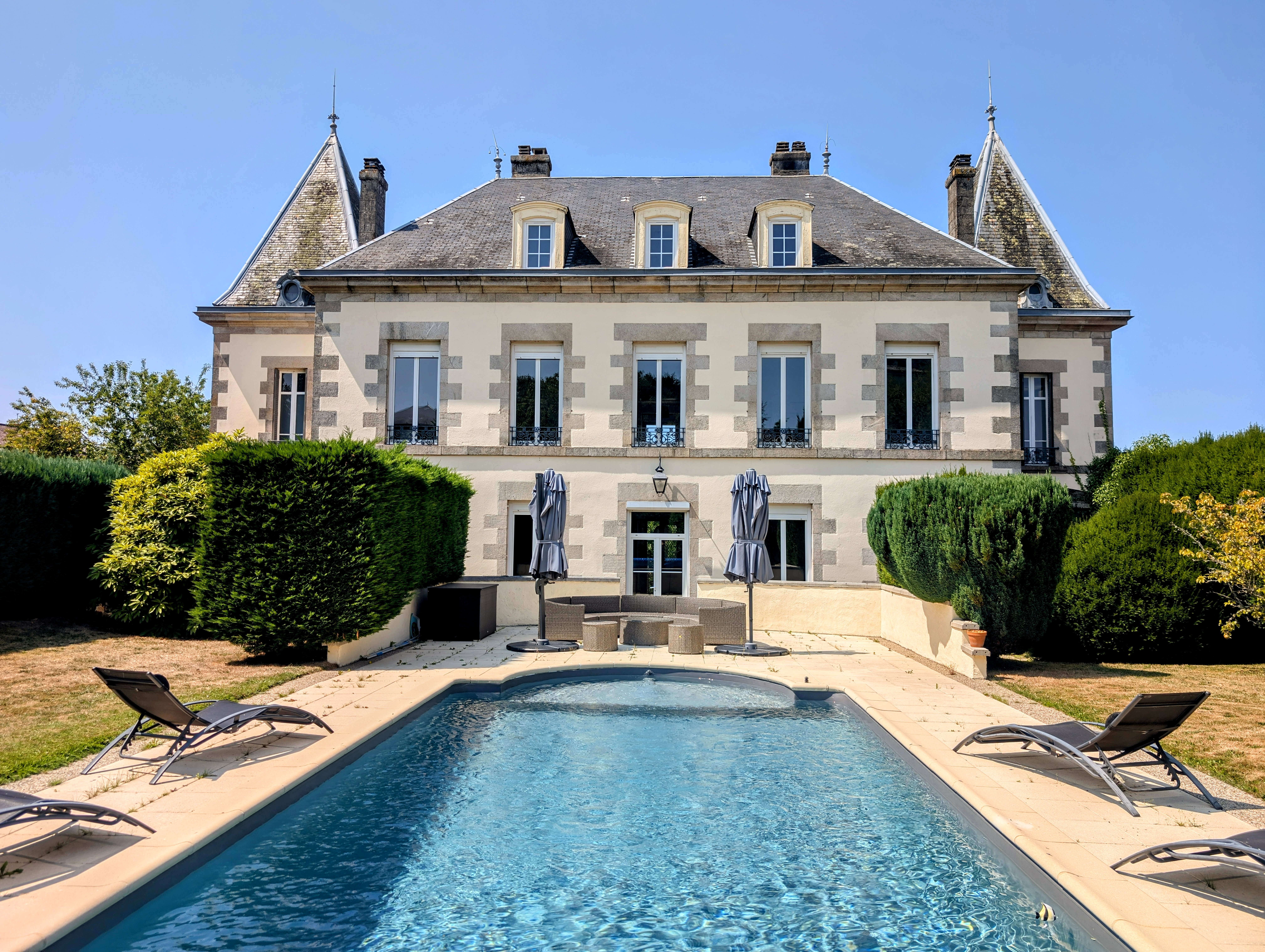 Propriété en France à vendre à Châlus, Haute-Vienne - &#8364;975 000 - photo 