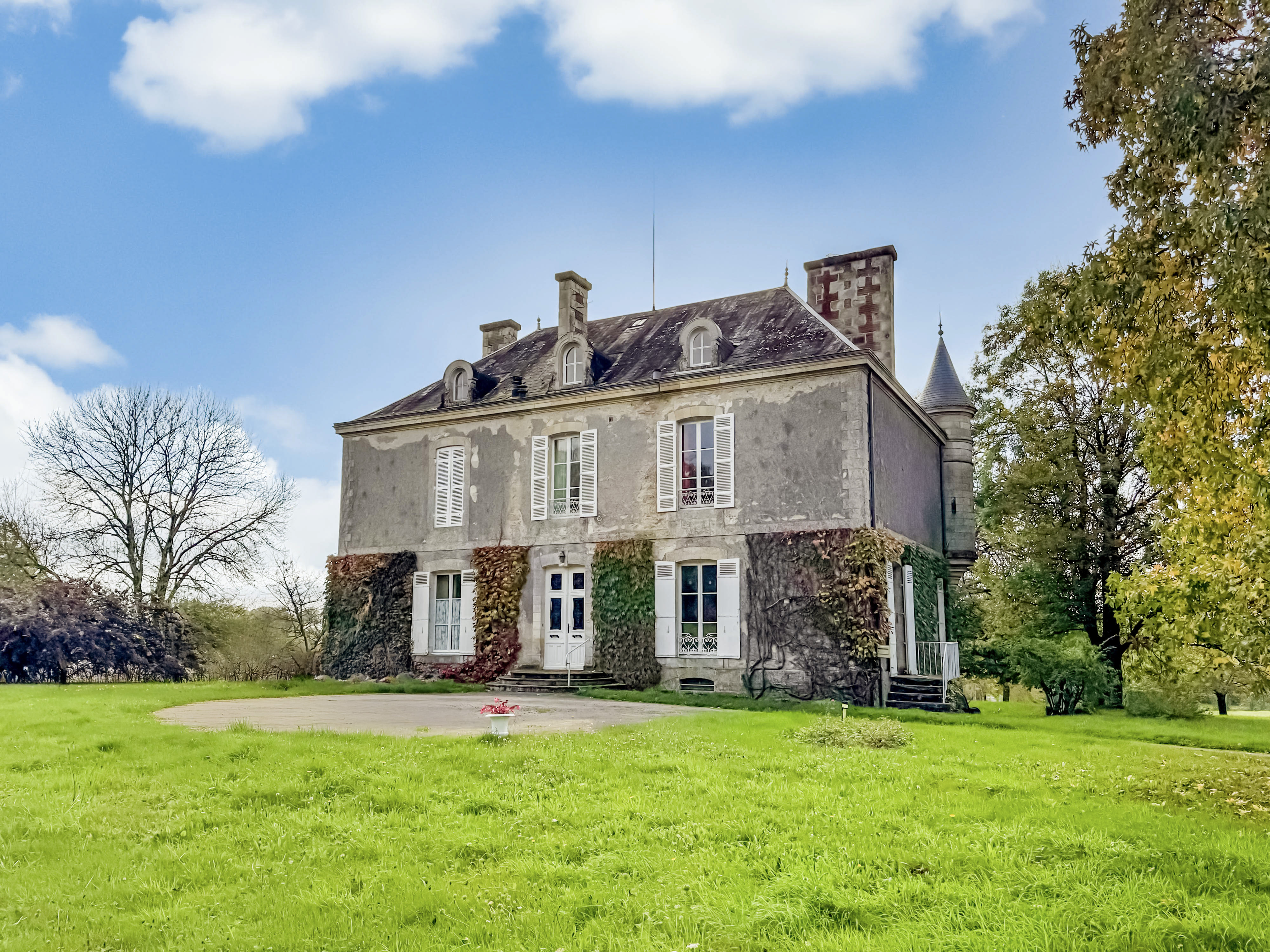 French property for sale in Saint-Maixent-de-Beugné, Deux-Sèvres - €678,000 - photo 