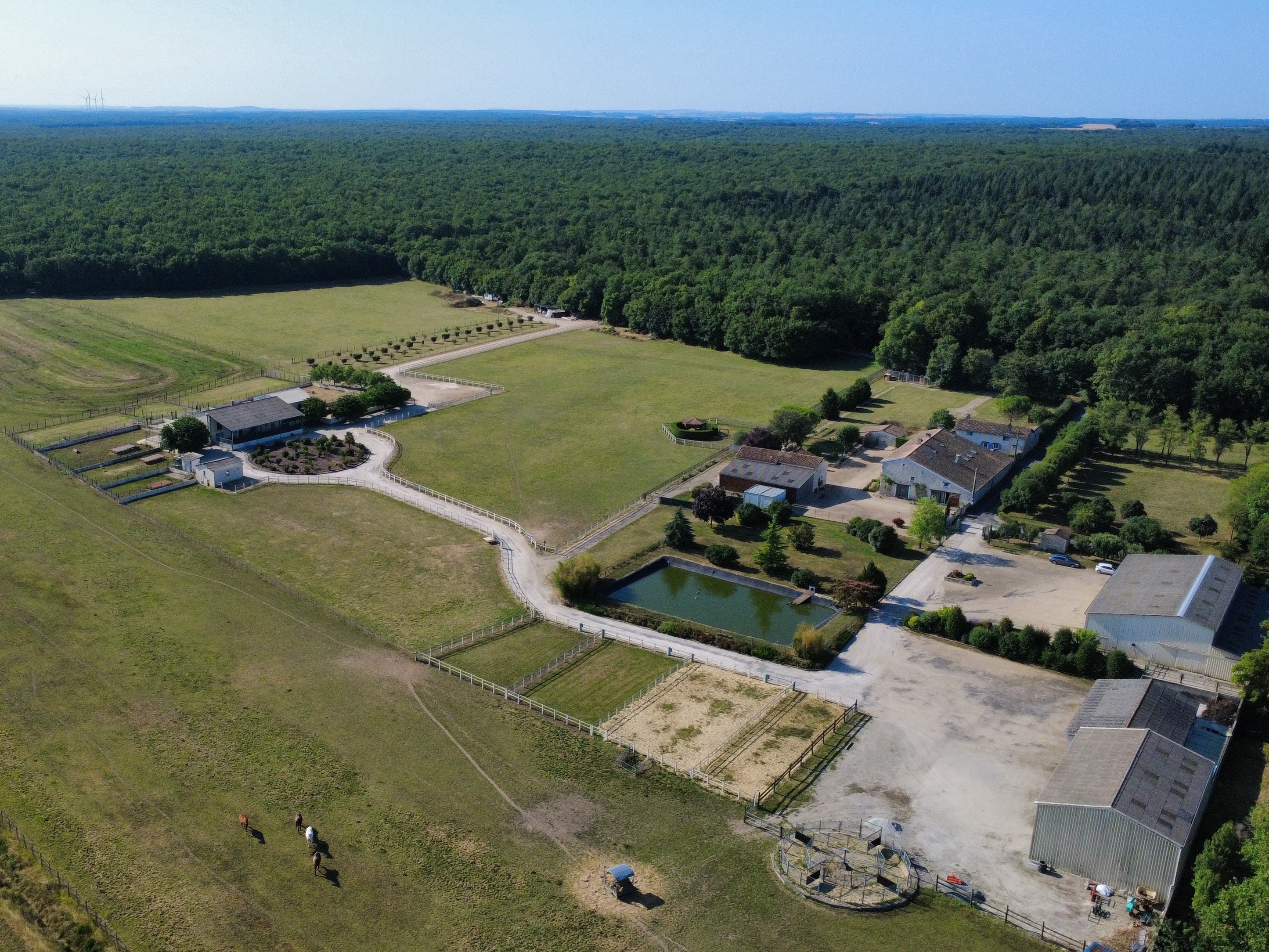 Propriété en France à vendre à Aubigné, Deux-Sèvres - &#8364;1 800 000 - photo 