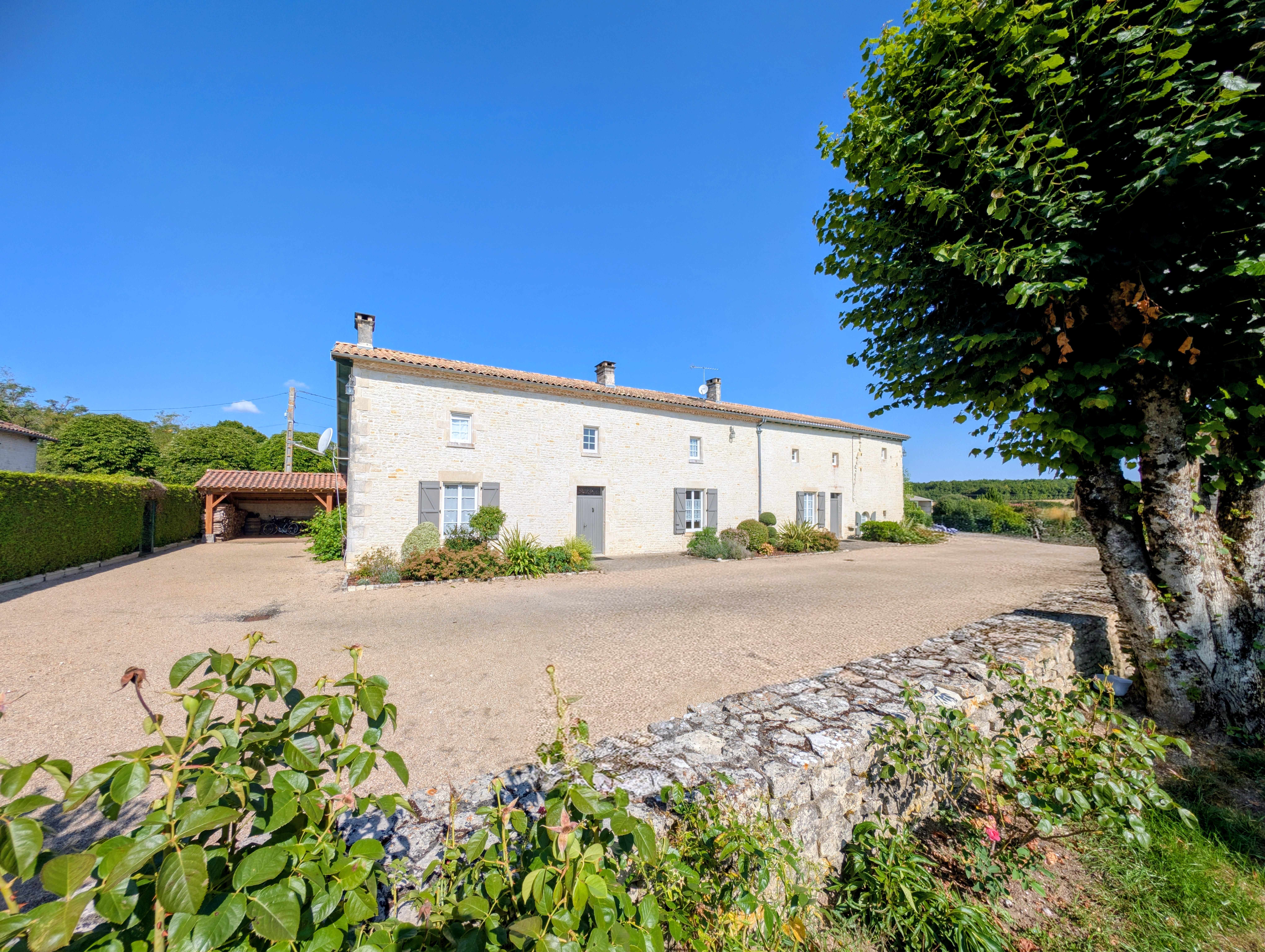 Propriété en France à vendre à Aubigné, Deux-Sèvres - &#8364;1 800 000 - photo 