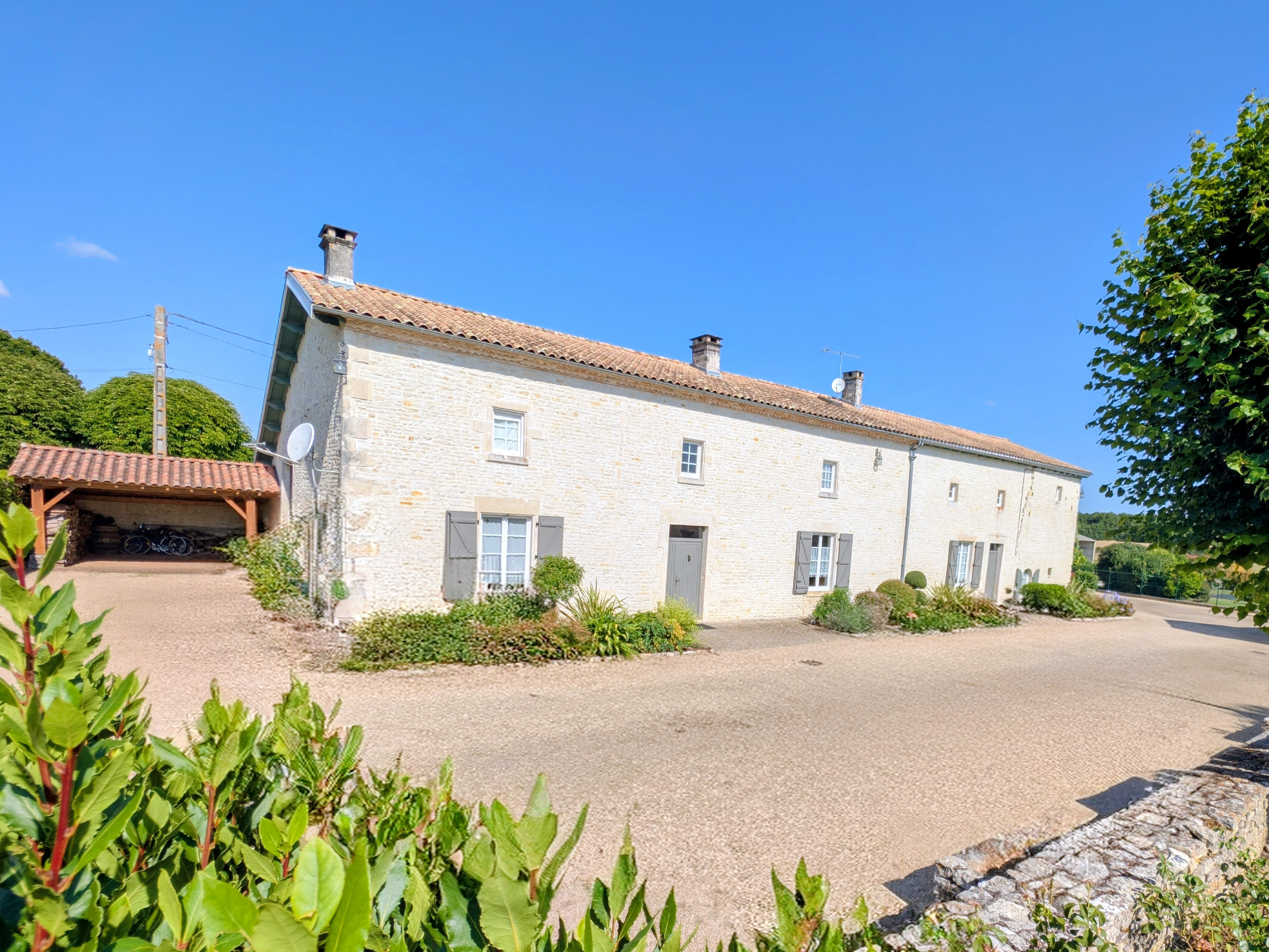 Propriété en France à vendre à Aubigné, Deux-Sèvres - &#8364;1 800 000 - photo 