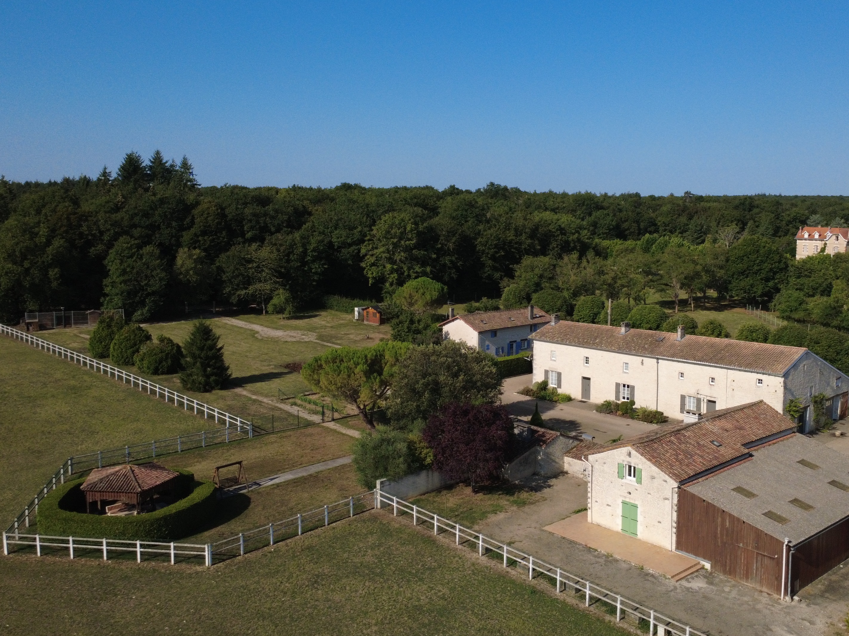 Propriété en France à vendre à Aubigné, Deux-Sèvres - &#8364;1 800 000 - photo 