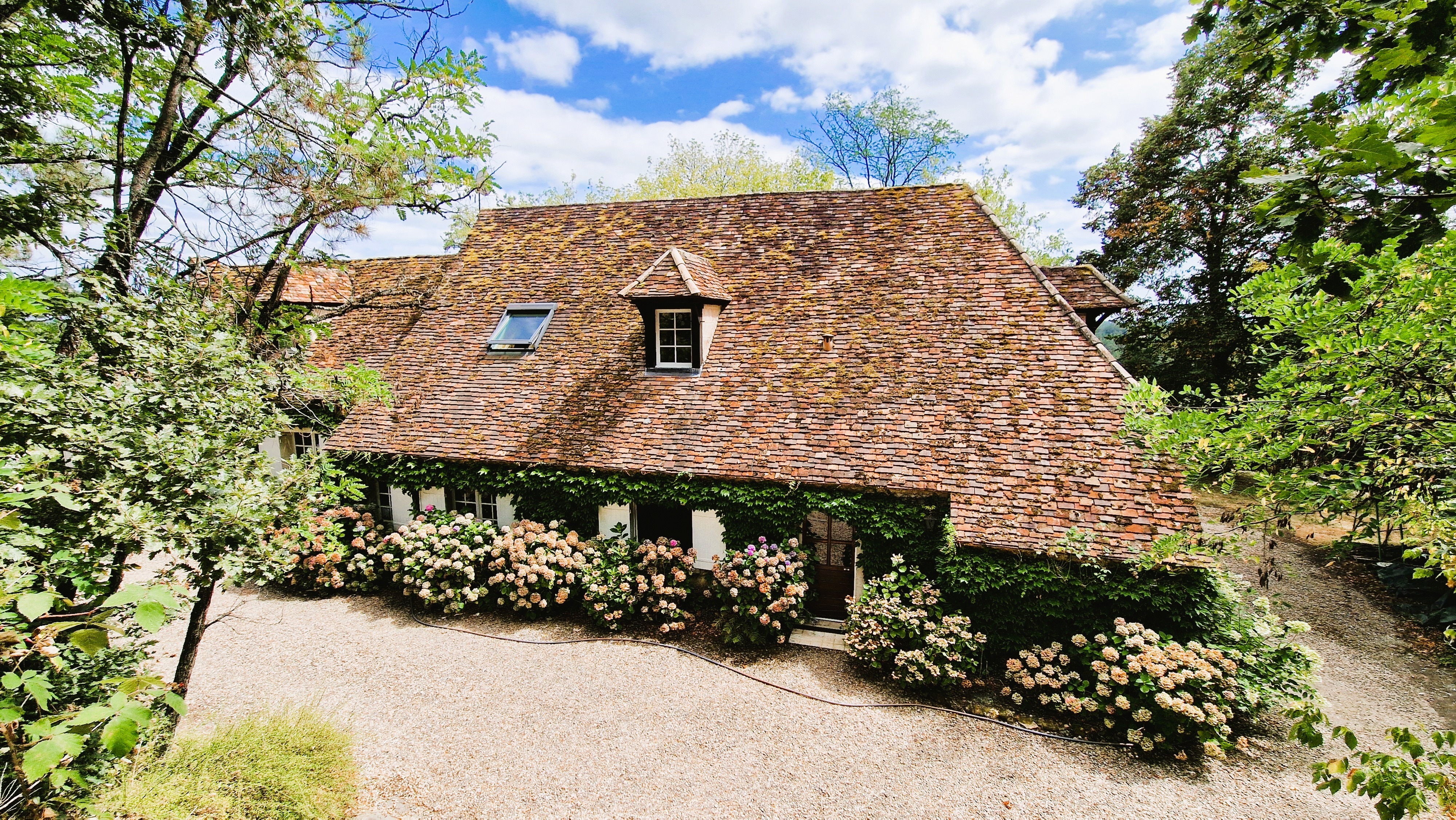 Propriété en France à vendre à Église-Neuve-d'Issac, Dordogne - €950 000 - photo 