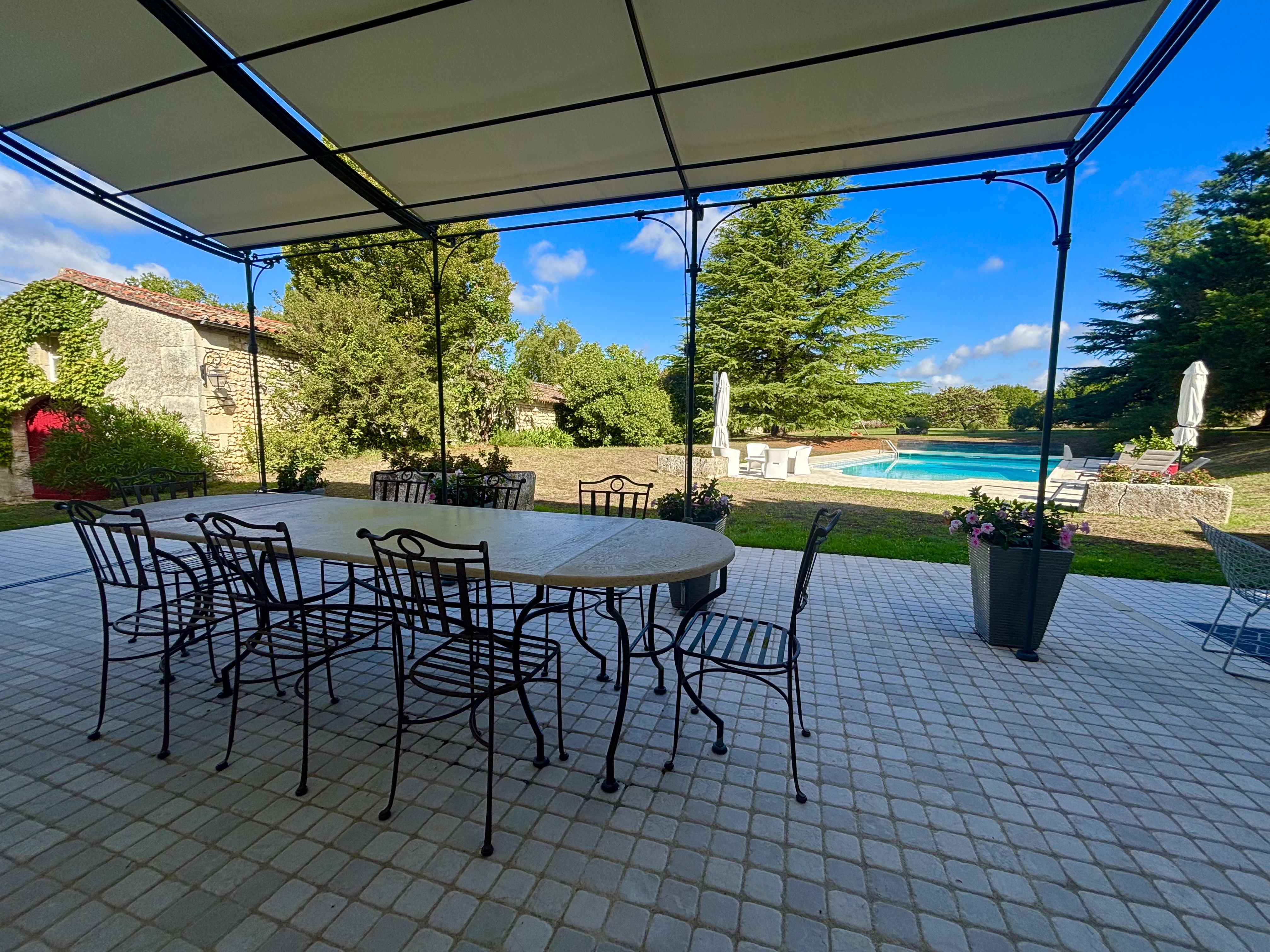 Propriété en France à vendre à Angoulême, Charente - €763 200 - photo 