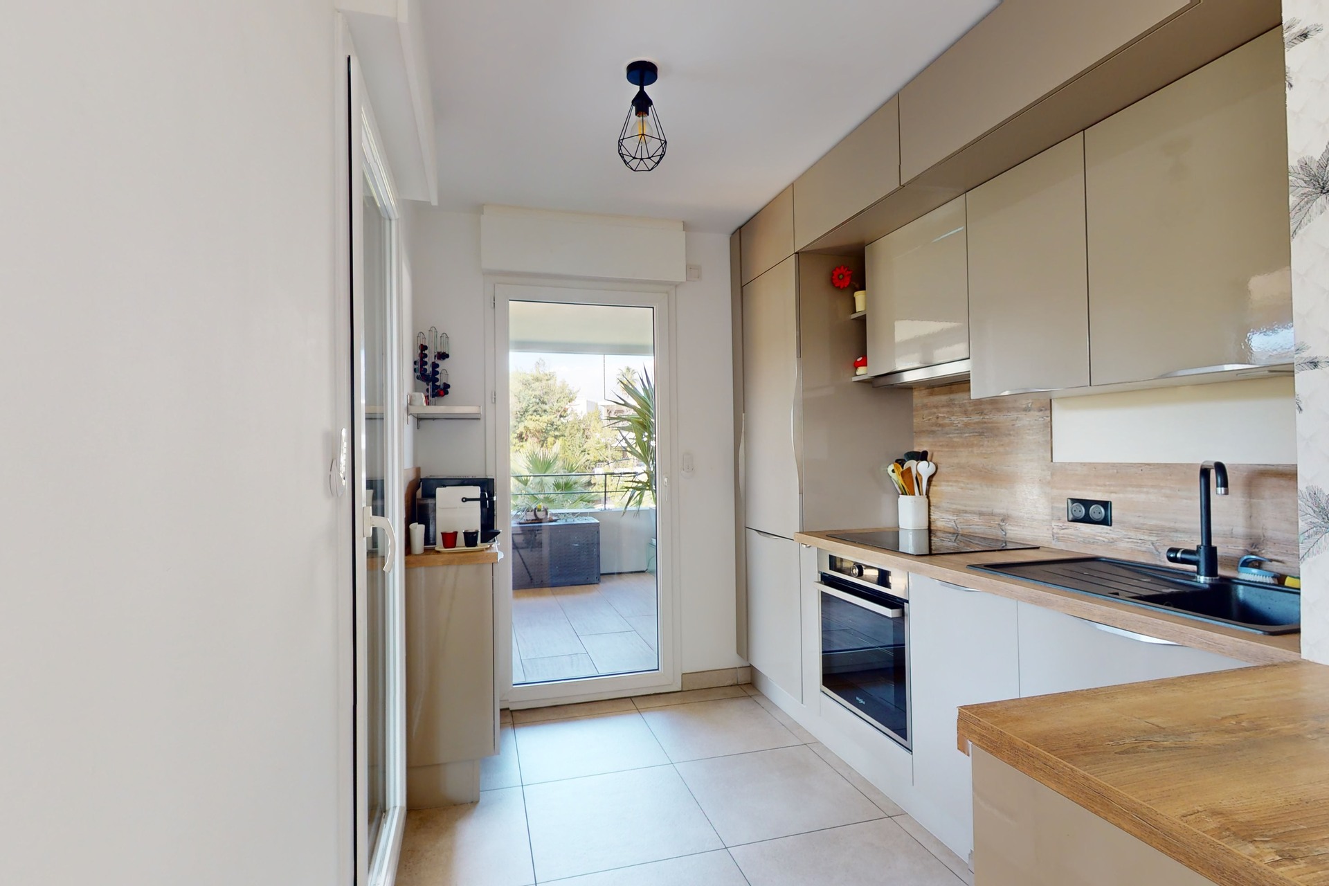 Propriété en France à vendre à Villeneuve-Loubet, Alpes-Maritimes - &#8364;990 000 - photo 