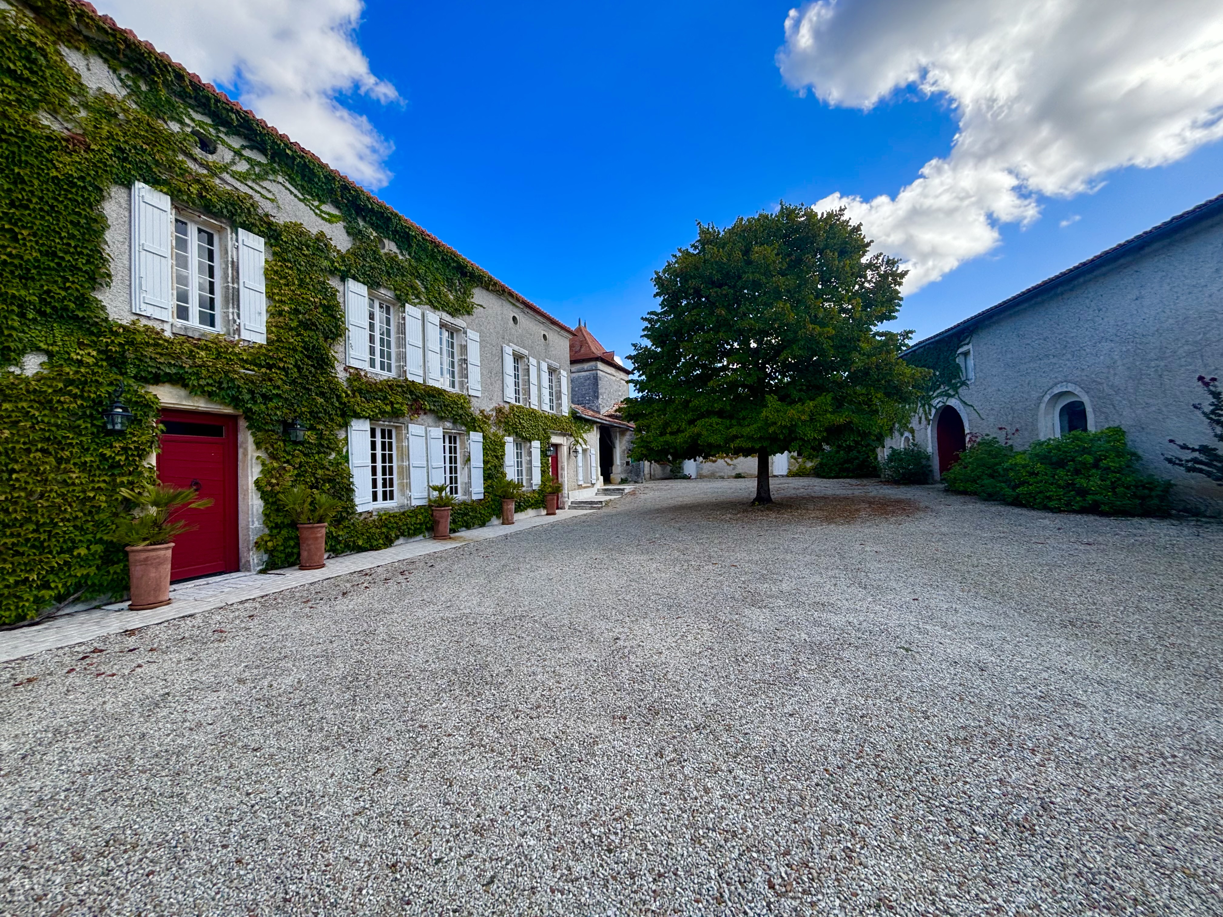 Propriété en France à vendre à Angoulême, Charente - €763 200 - photo 