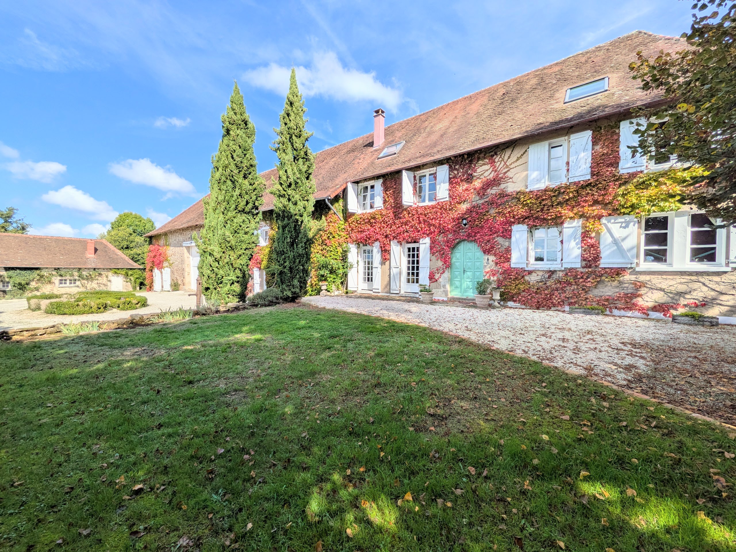 Propriété en France à vendre à Saint-Priest-Ligoure, Haute-Vienne - &#8364;699 000 - photo 